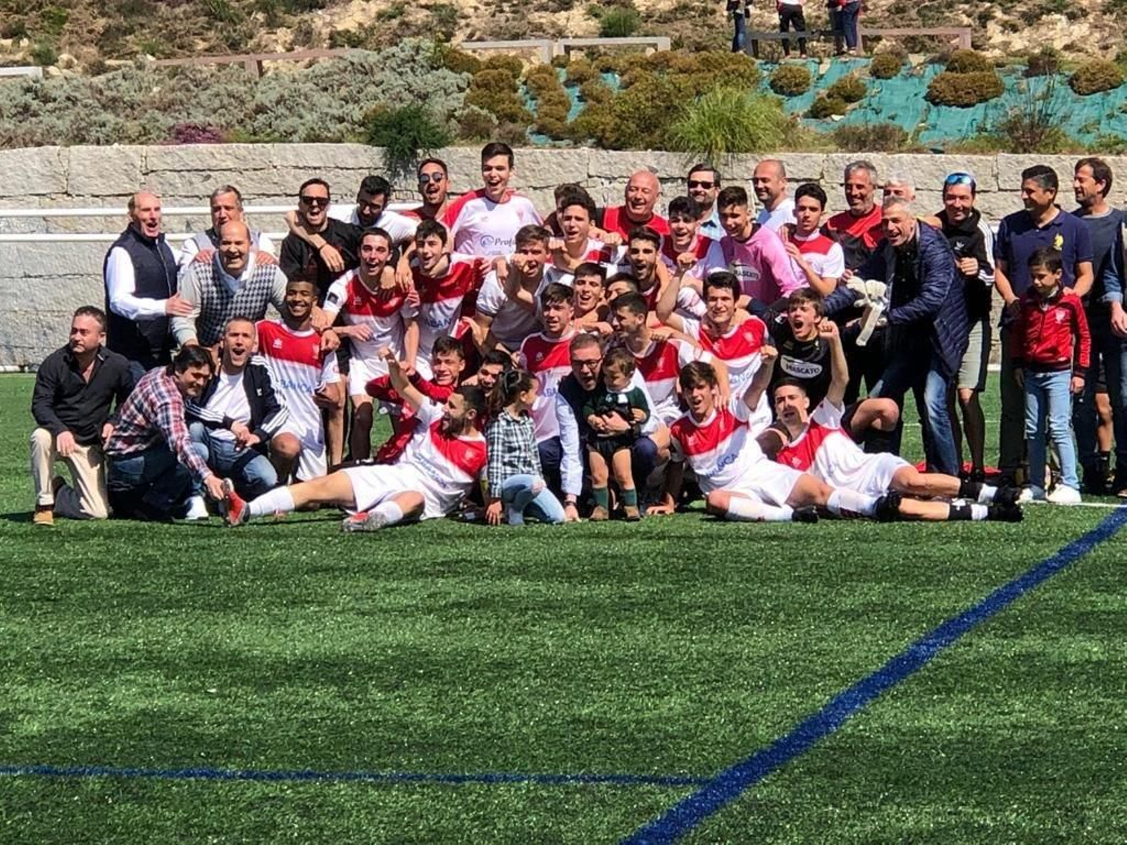 El equipo miñorano celebró sobre el césped la permanencia.