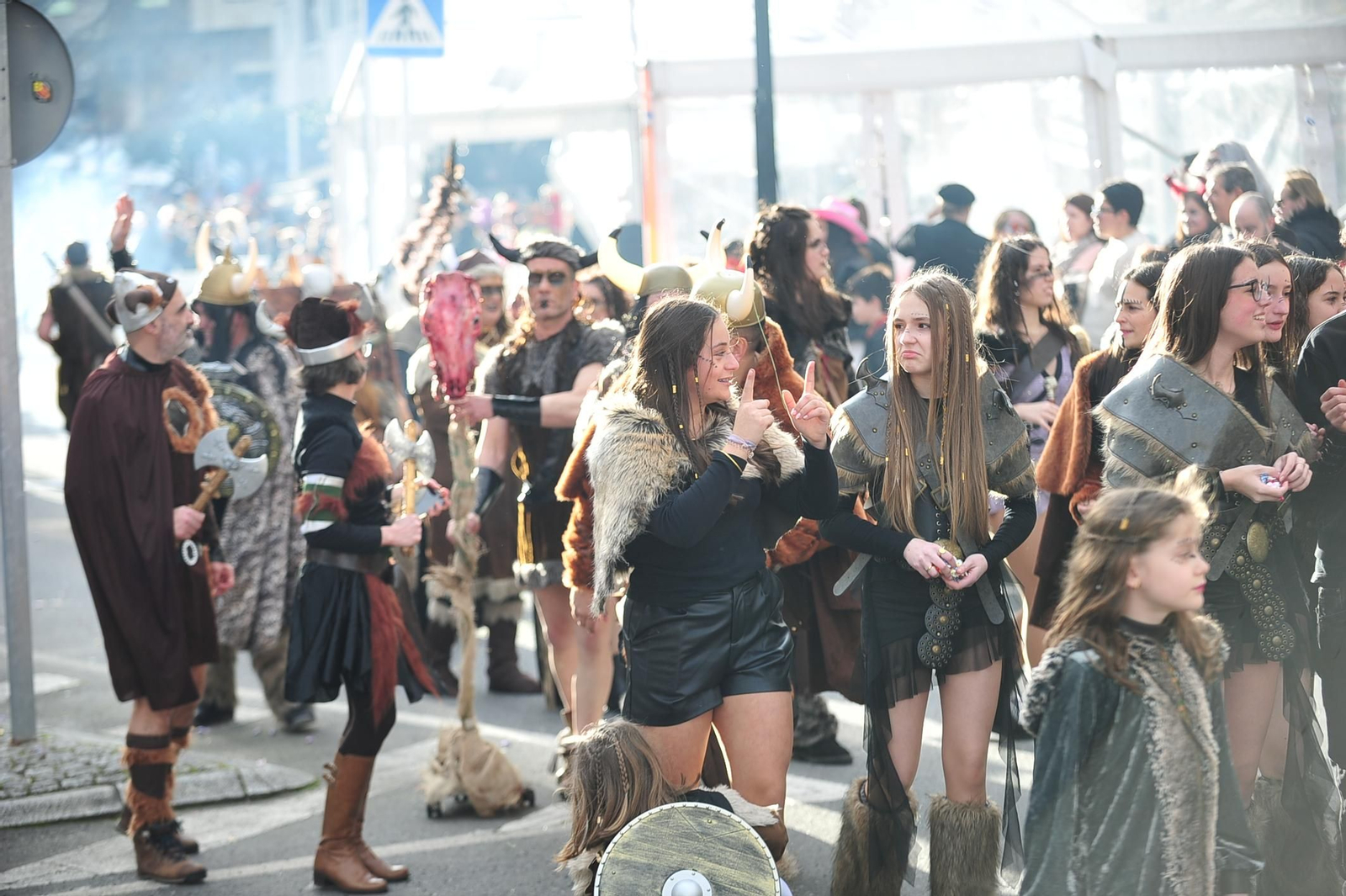 Galería | Color y retranca se pasean por las calles de A Valenzá durante su Martes de Entroido