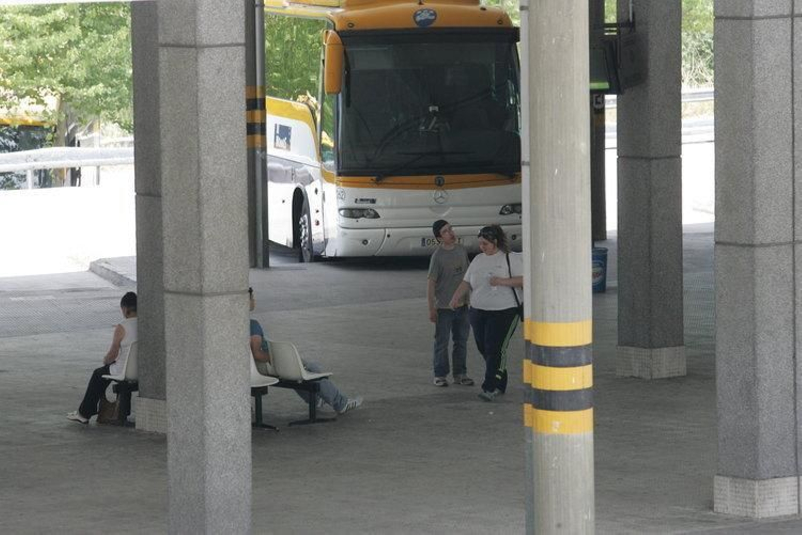 Usuarios del transporte de viajeros en la estación de autobuses de Ourense.