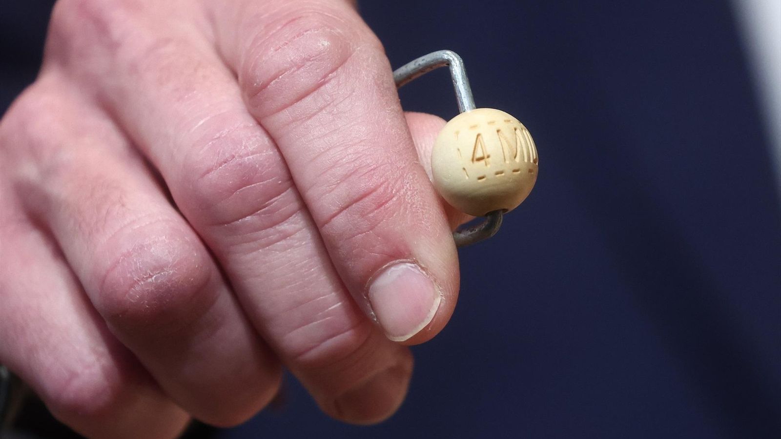 La bola con cuatro millones de euros marcados antes del sorteo.