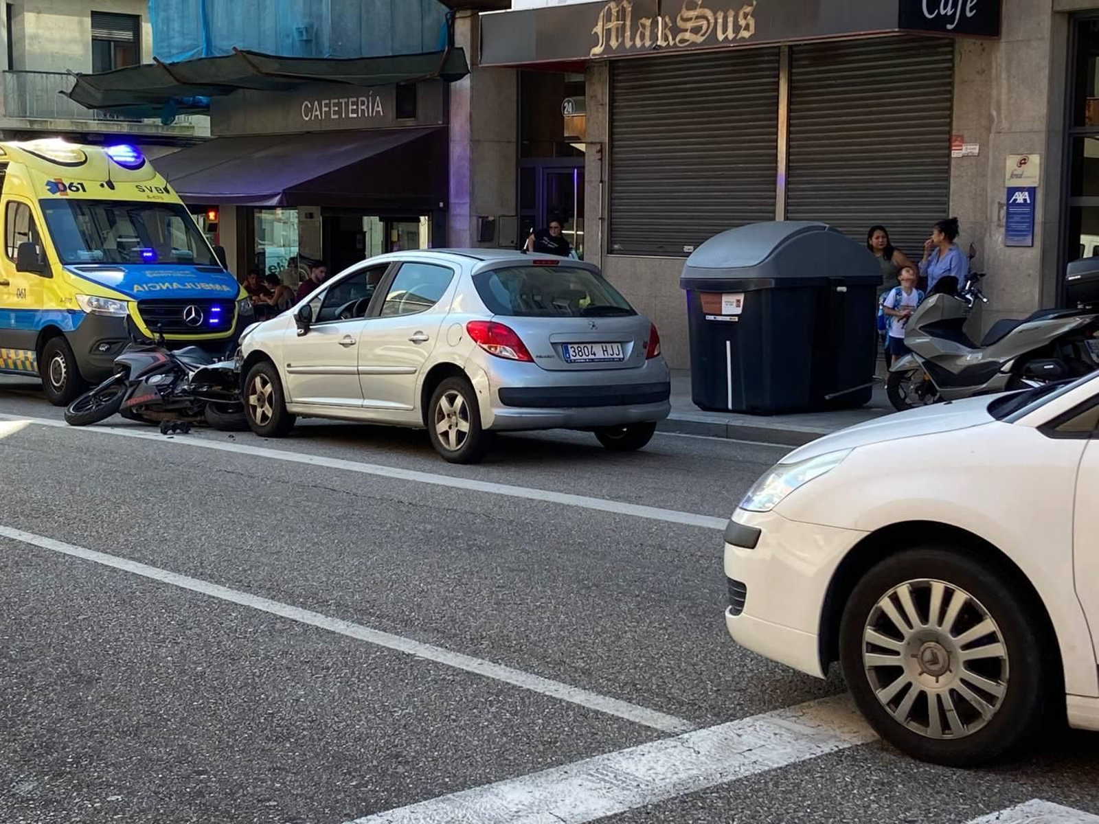Colisión entre un turismo y una moto en Castrelos.