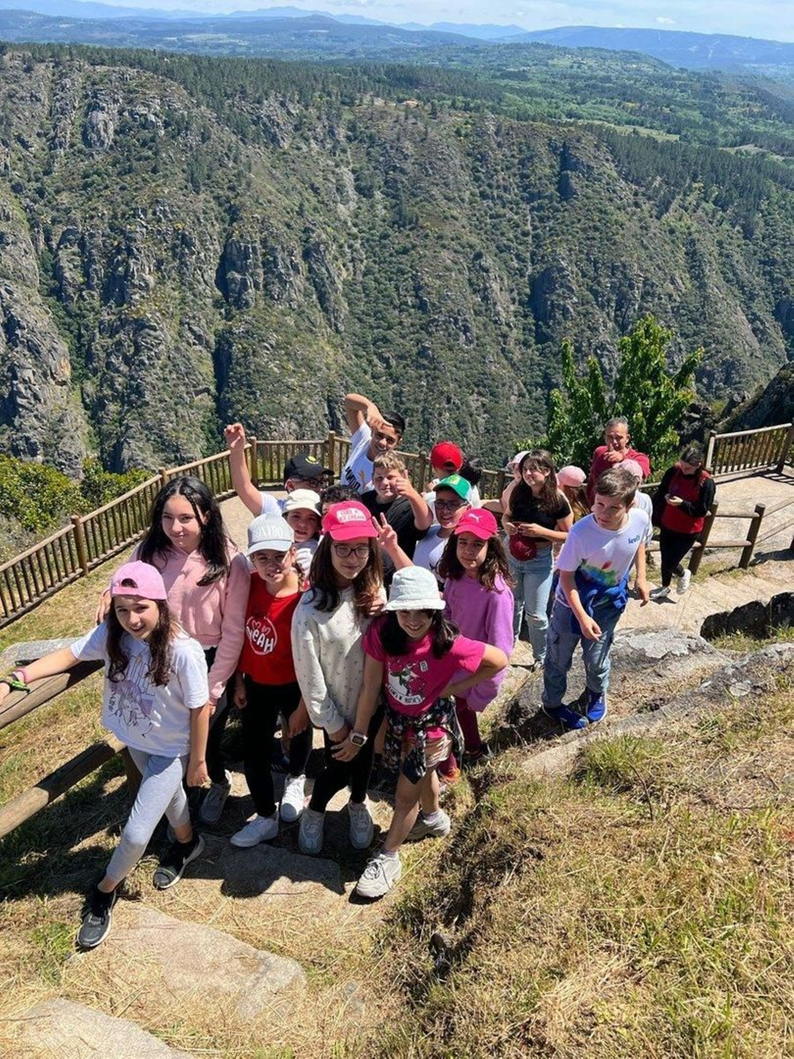 Jornada lúdica en la Ribeira Sacra de los colegios San Salvador de Arnoia y Concepción Arenal de Ourense.