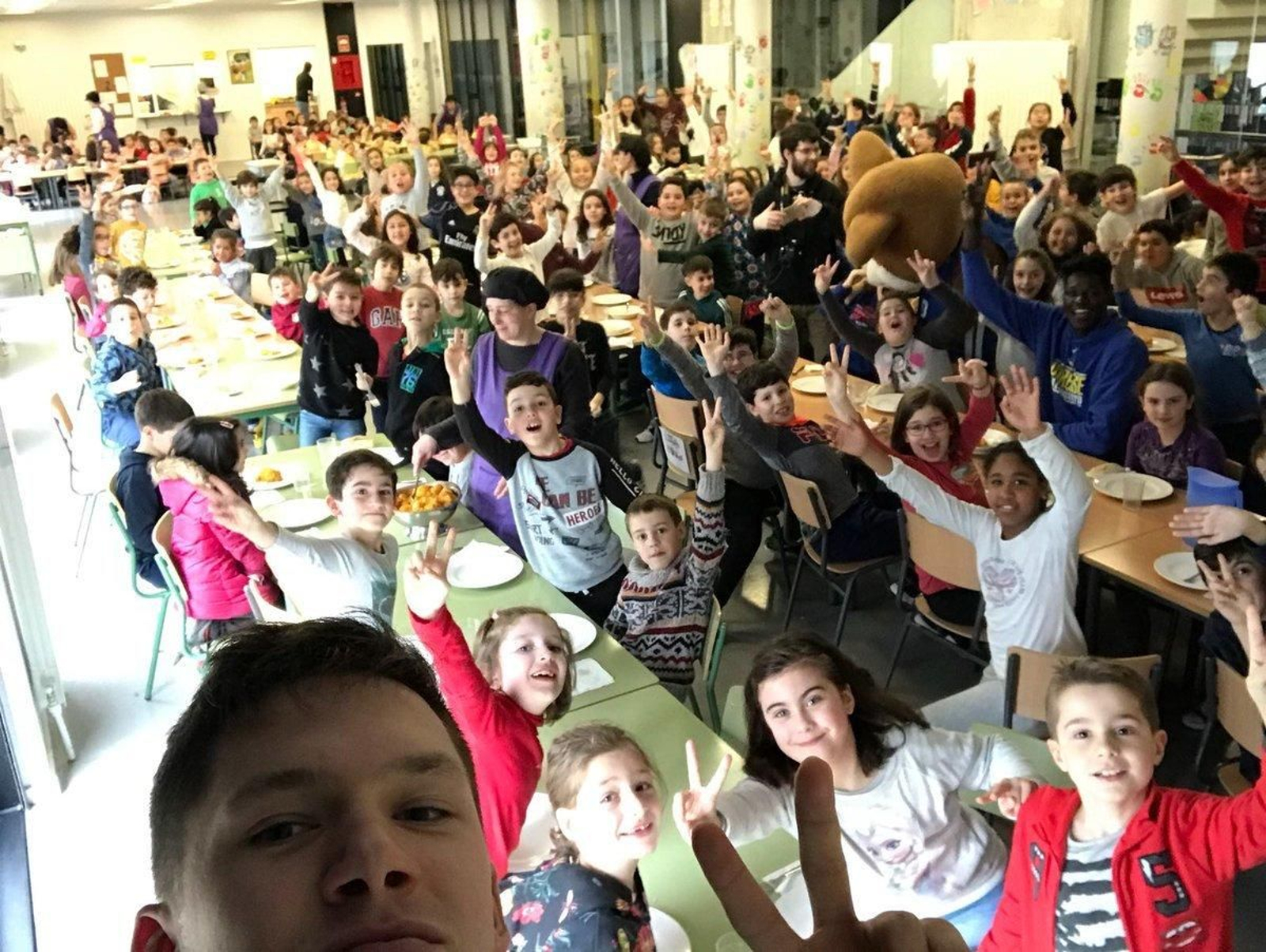 Los escolares del Amadeo Rodríguez Barroso con varios jugadores del COB en el comedor del centro educativo.