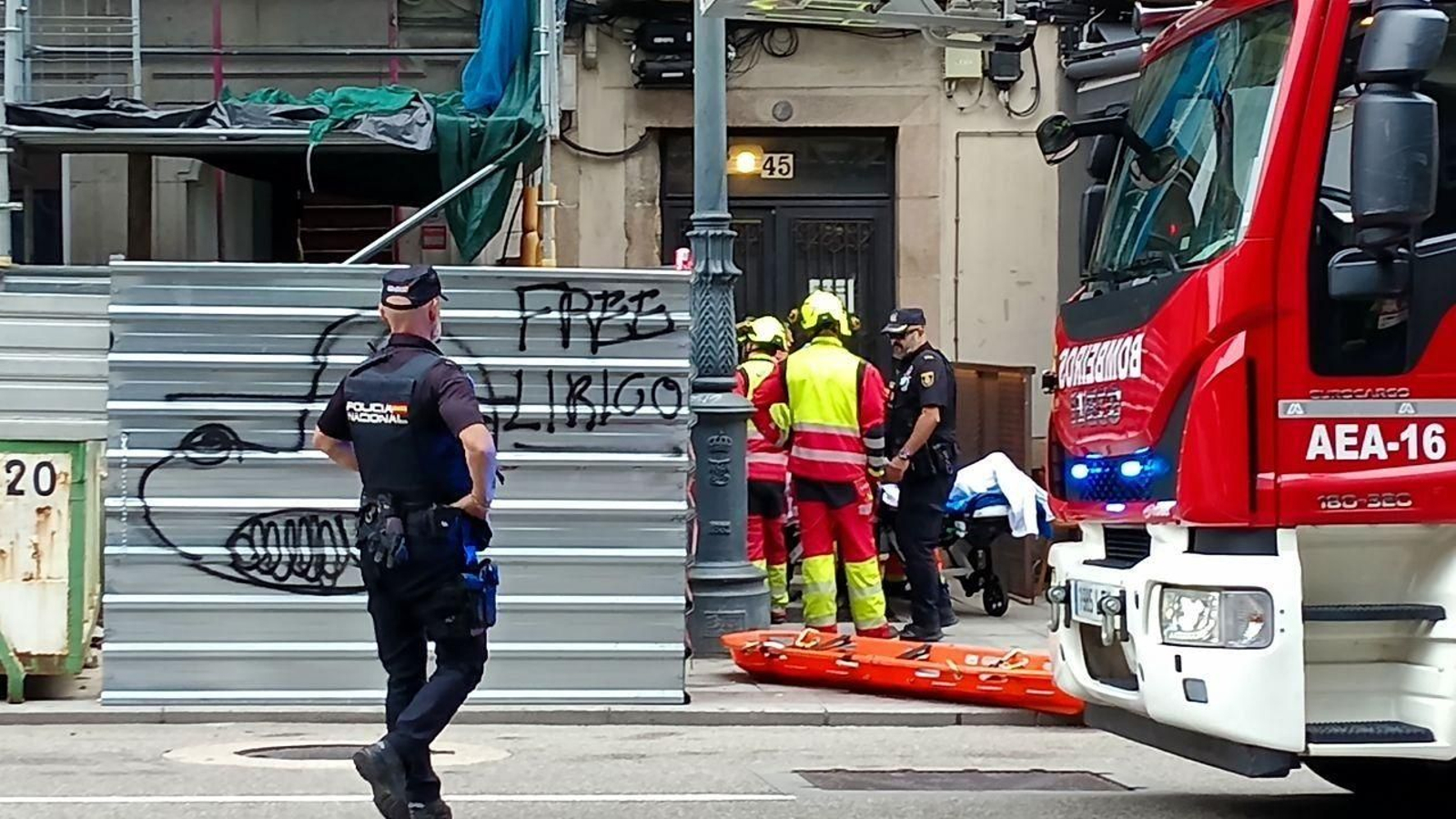 Bomberos y 061 atienden a los trabajadores heridos en la obra.