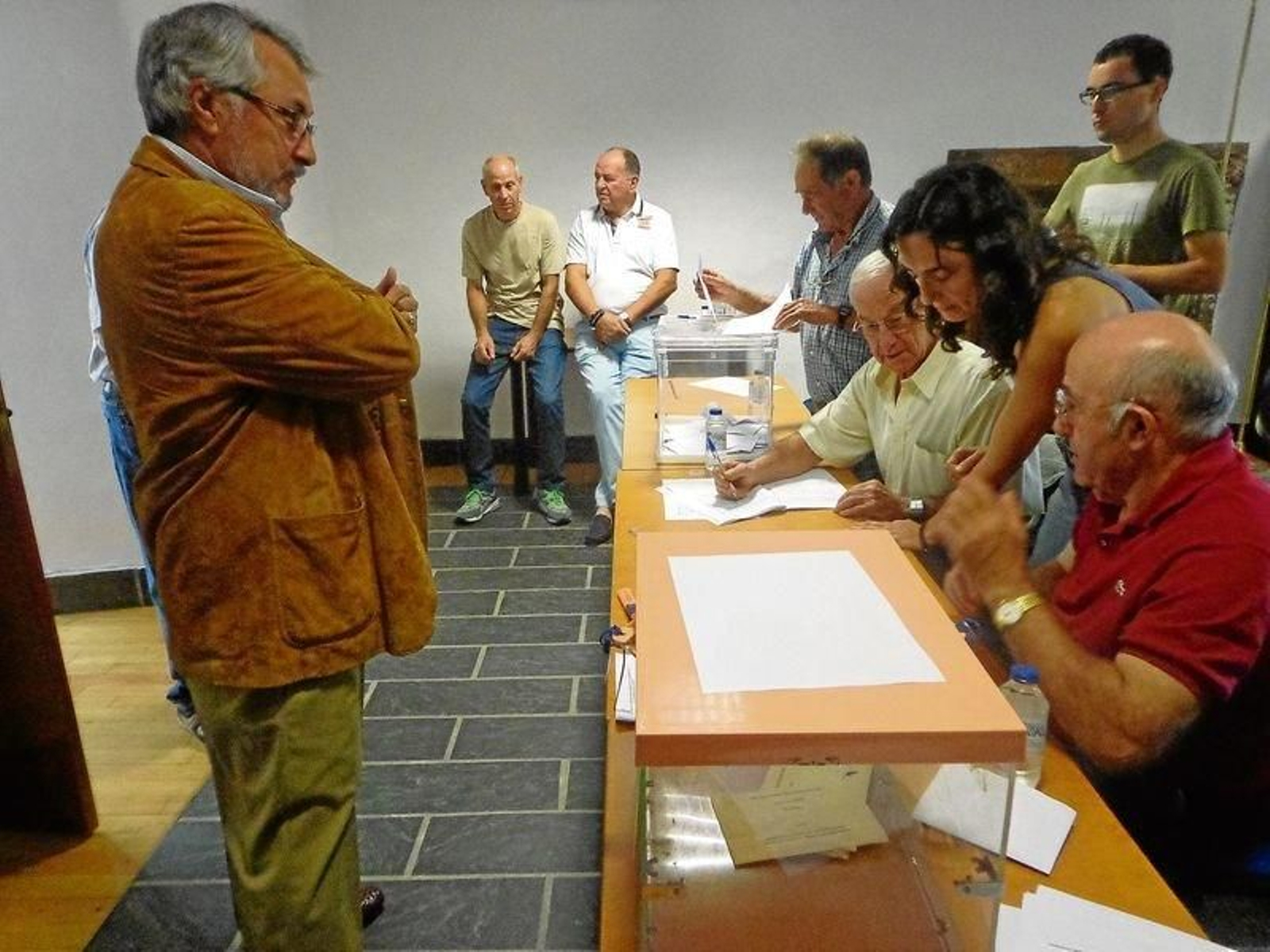 Un elector deposita su papeleta en la mesa de la Casa Grande de Viloira, en O Barco.