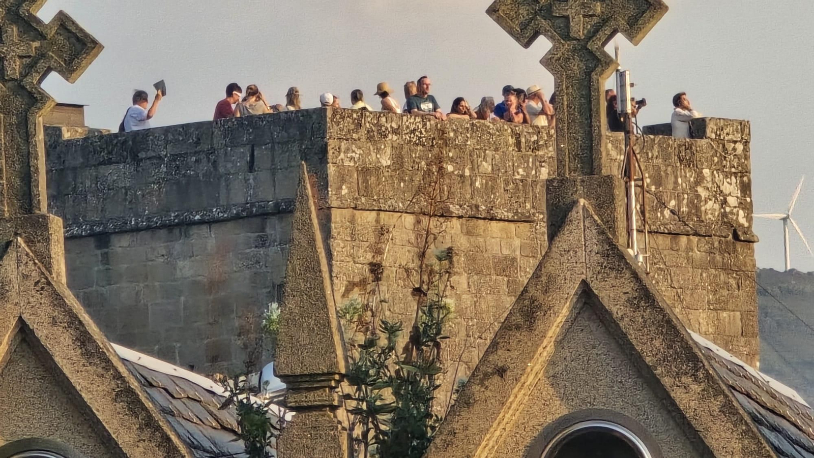 Galería | Un cementerio para mirar al cielo: un silencioso mirador para el eclipse total solar