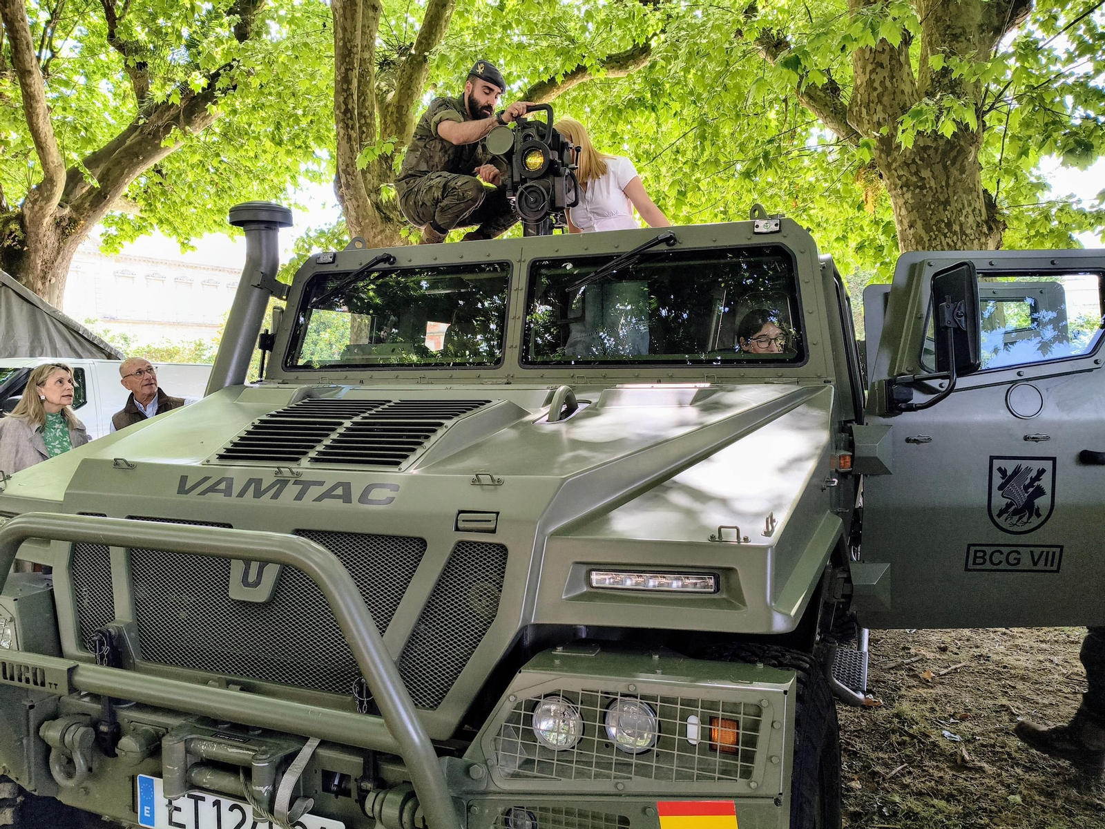 Los asistentes a la Alameda se subieron a un vehículo Vamtac, usado actualmente en Eslovaquia.