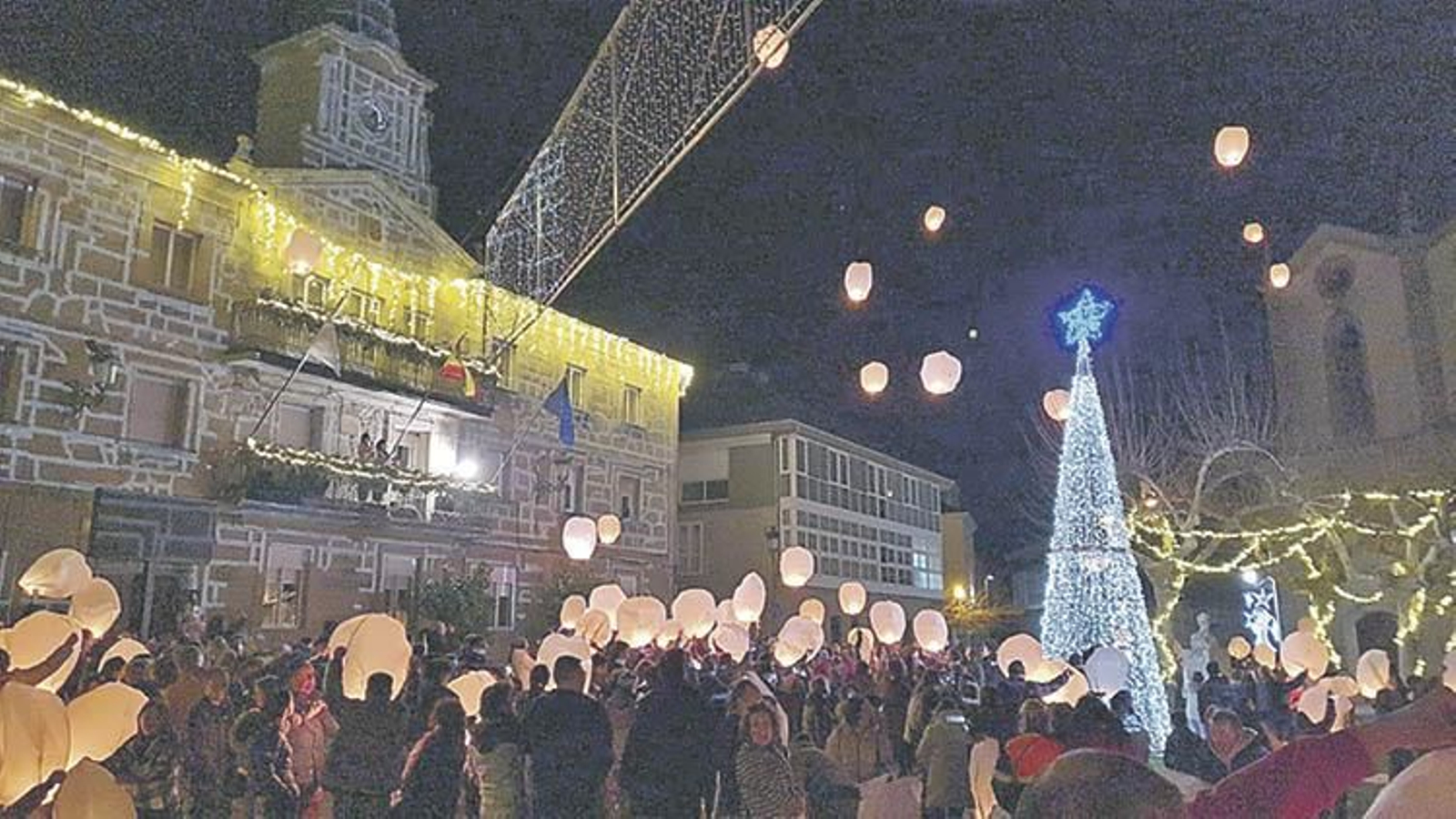 La nube de farolillos de colores encendió el cielo de Trives.