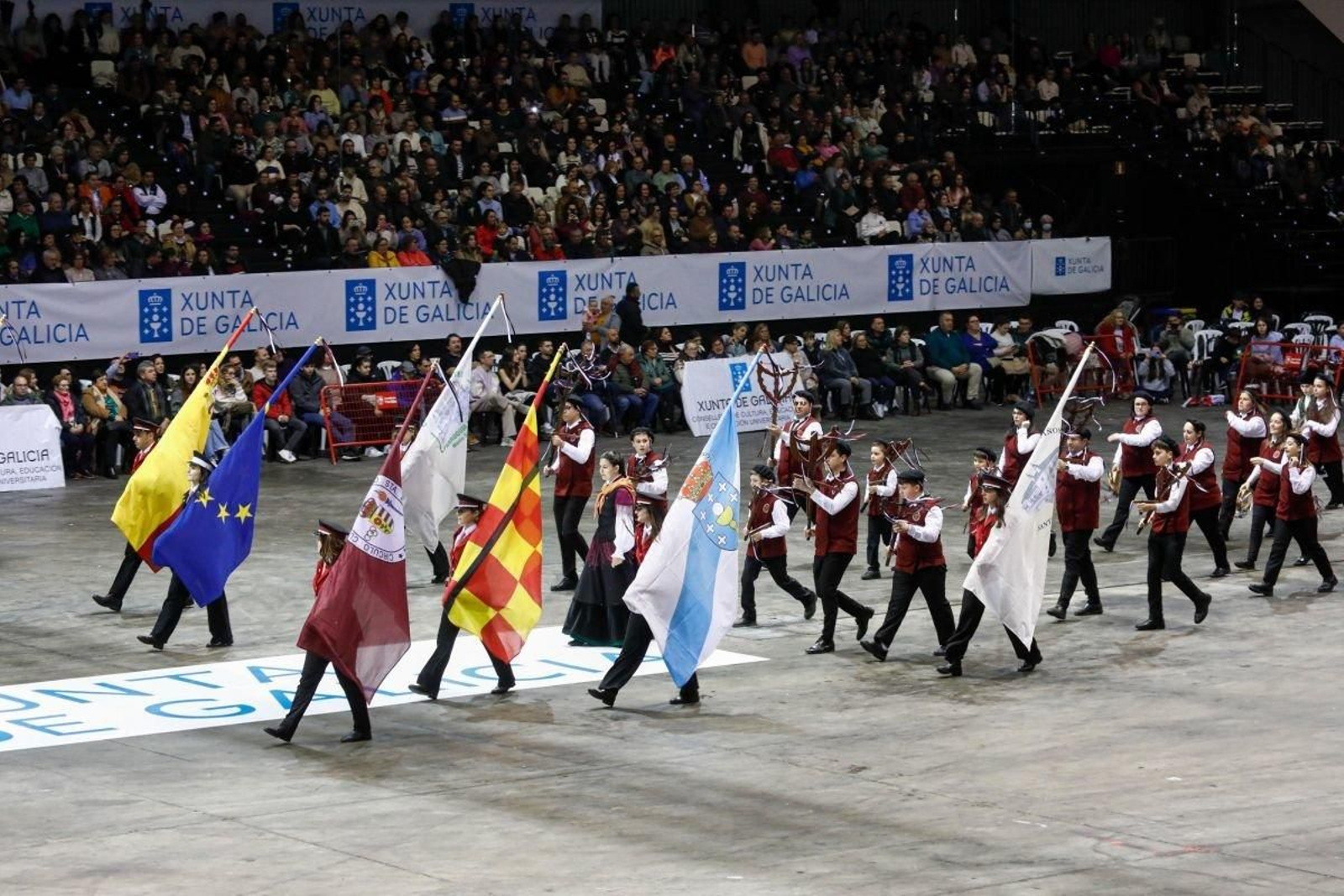 La música y el colorido de las rondallas del área inundaron el Ifevi.