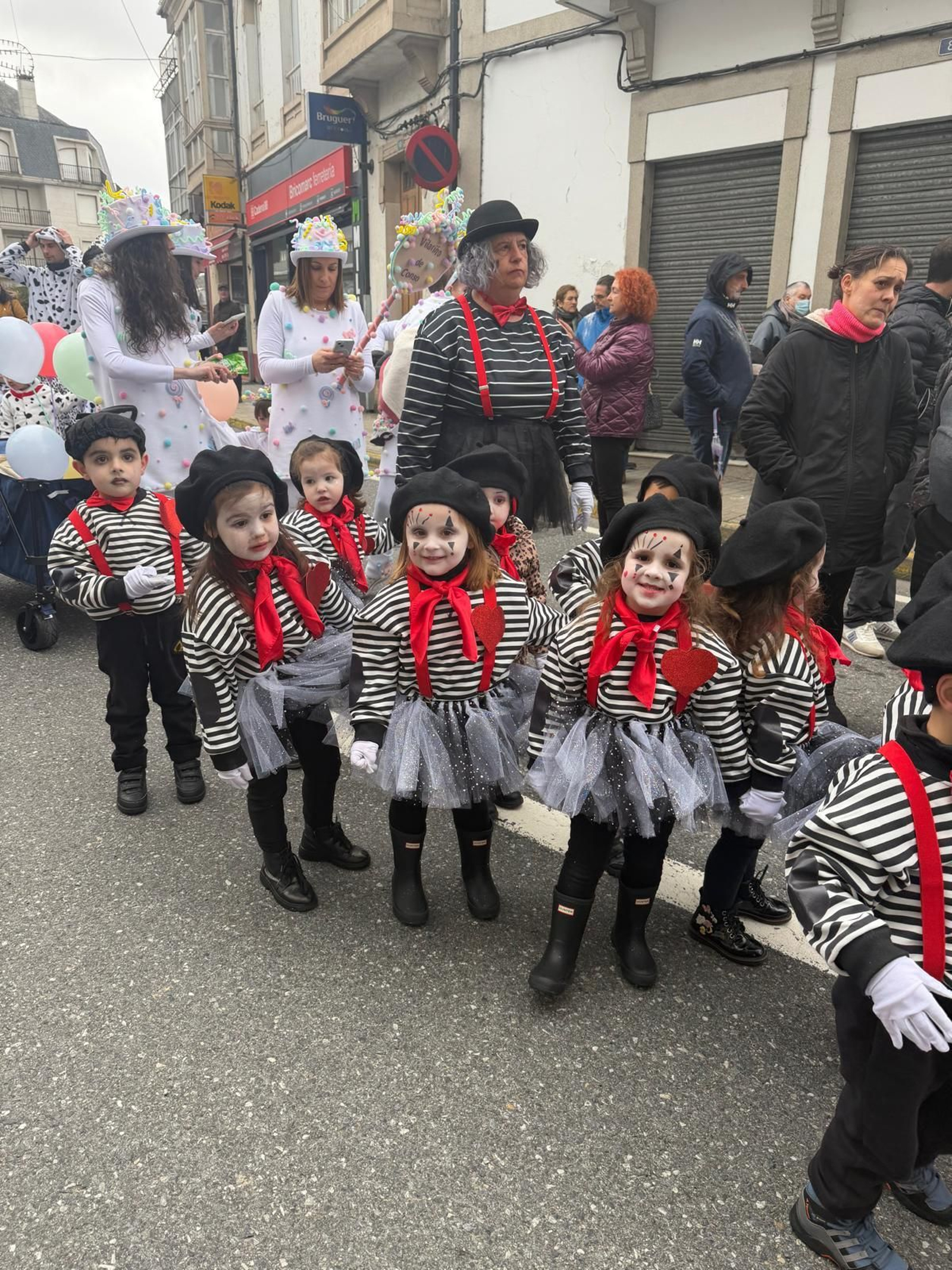 Galería | Los niños llenan de color las calles de Viana do Bolo por el Día de Comadres y Compadres