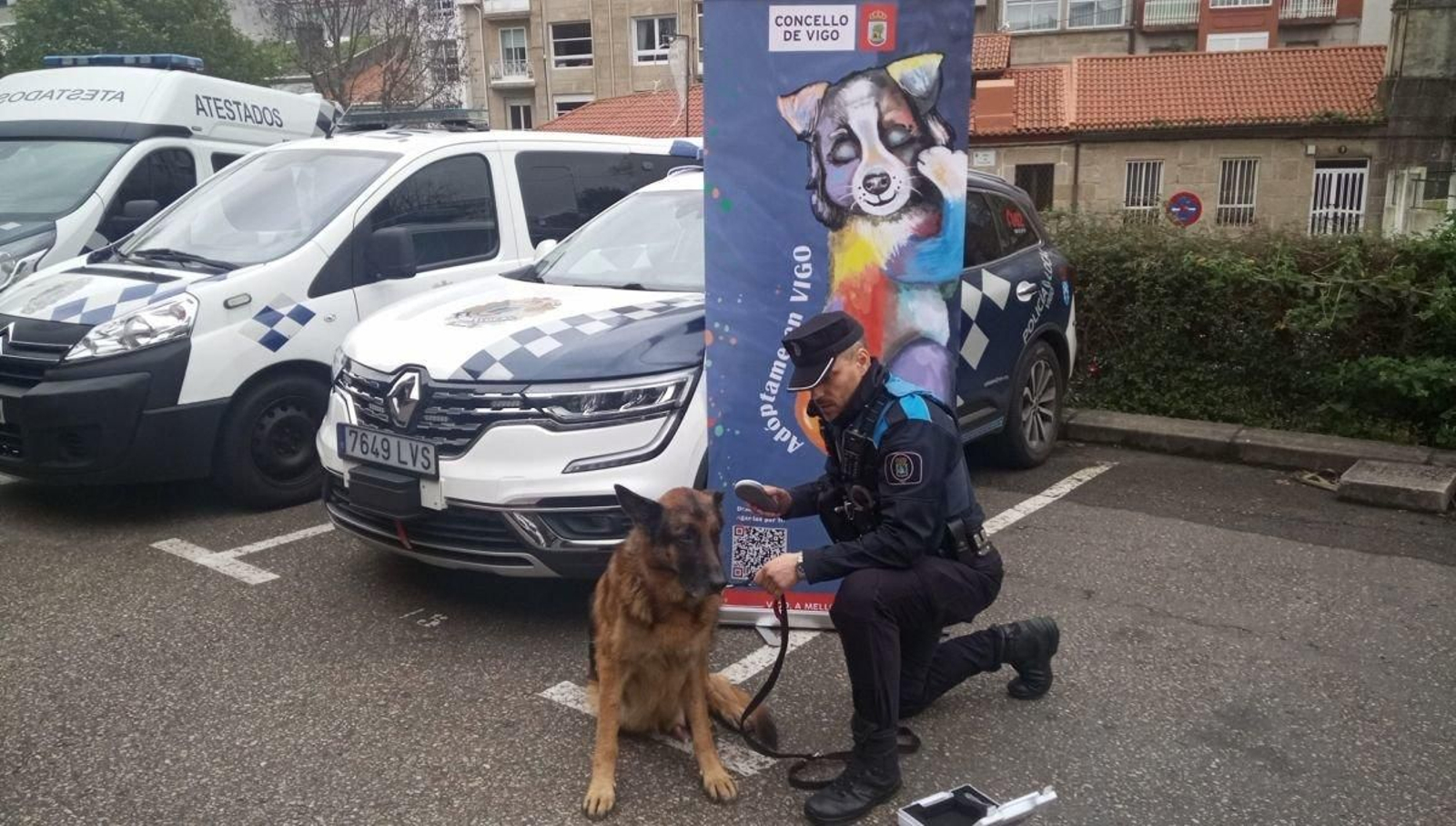 Un policía local de Vigo prueba el lector de microchip.