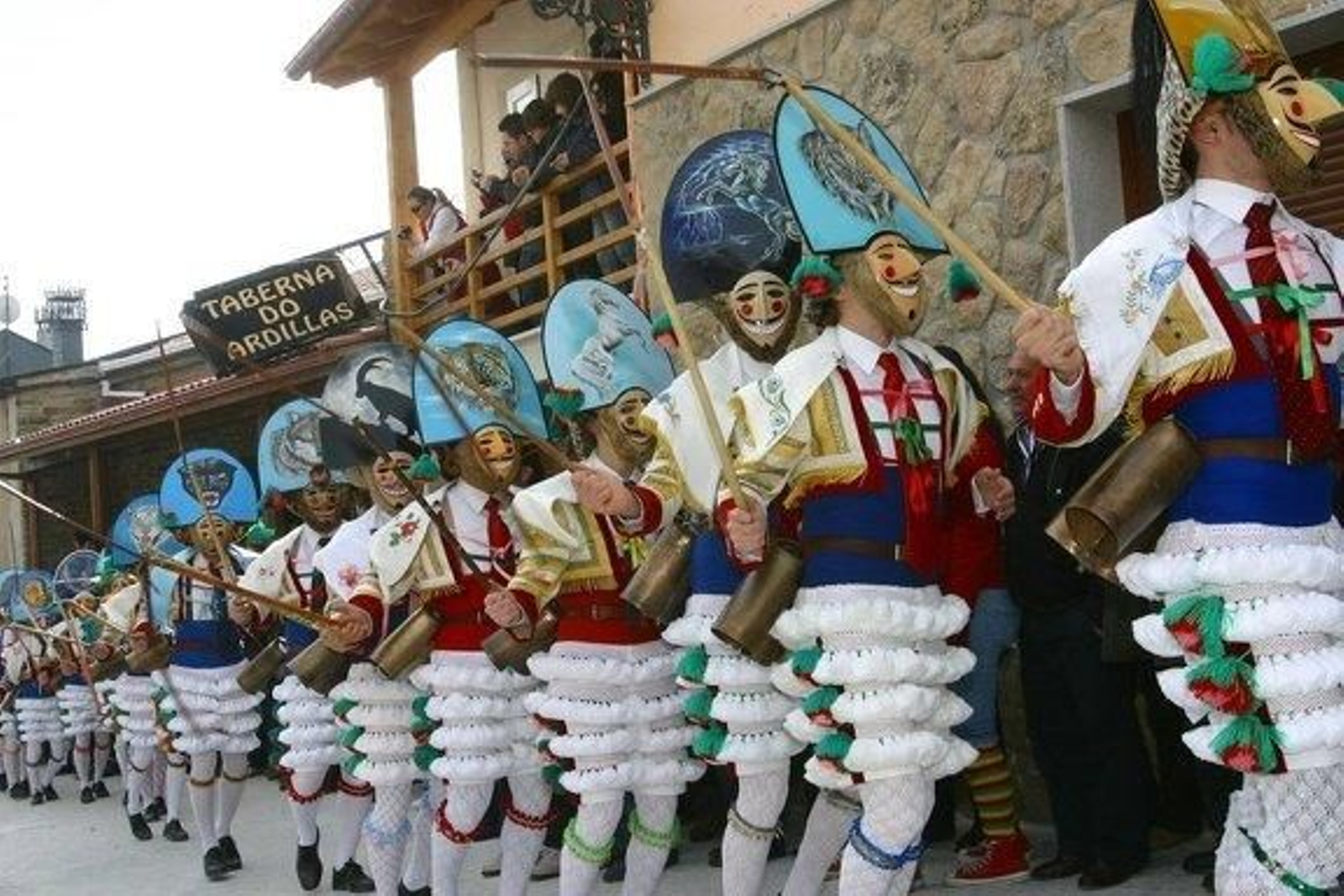 Domingo de carnaval en Laza, con sus típicos peliqueiros.