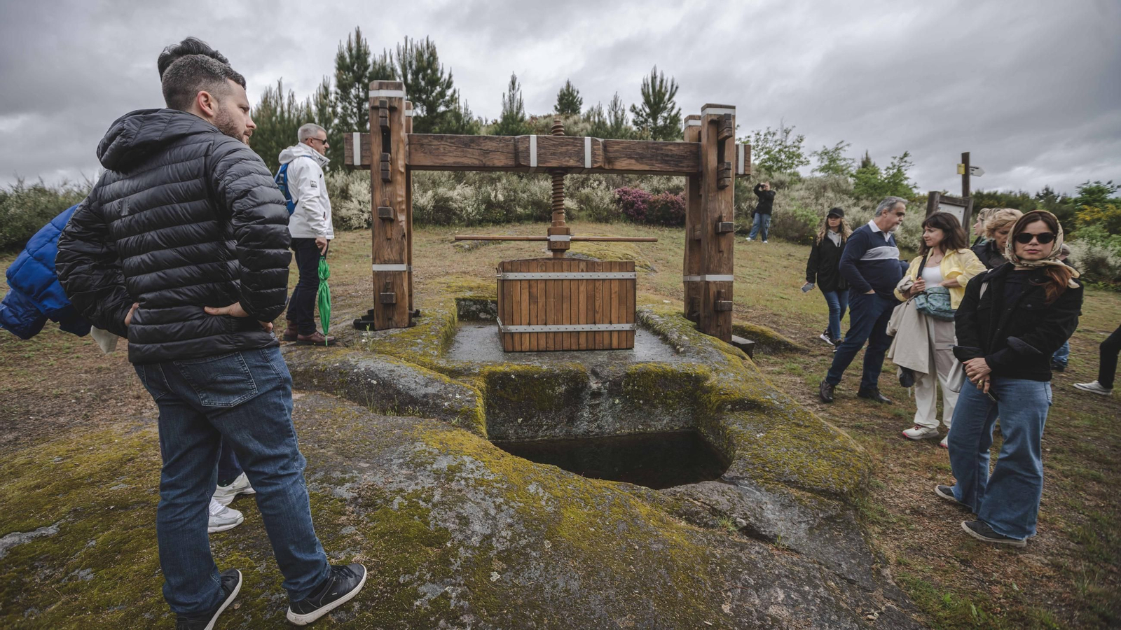Visitantes al lagar de Xan Preto (Oímbra) en la edición de 2025.