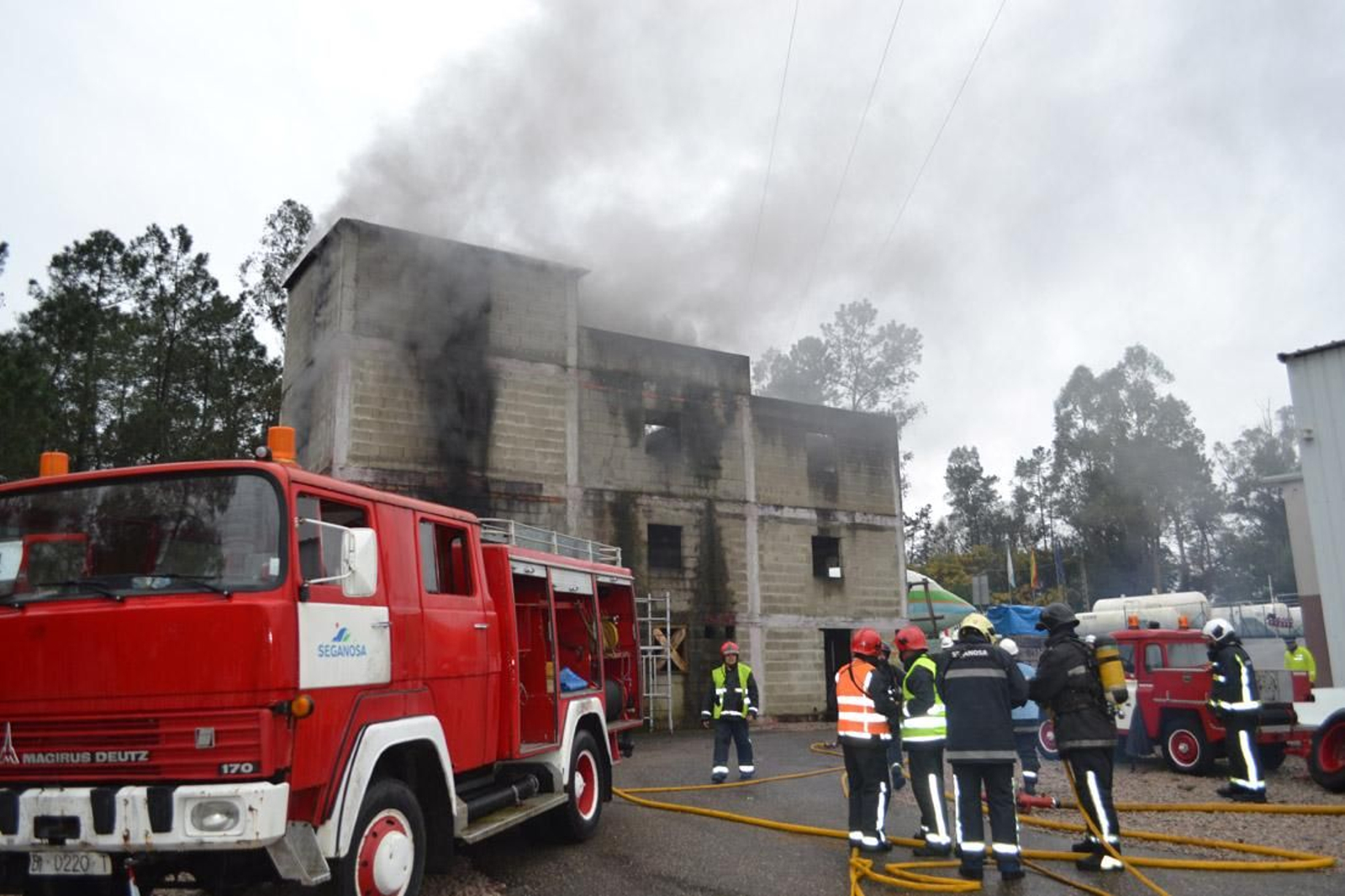Equipo de Seganosa trabajando en un simulacro de incendio.