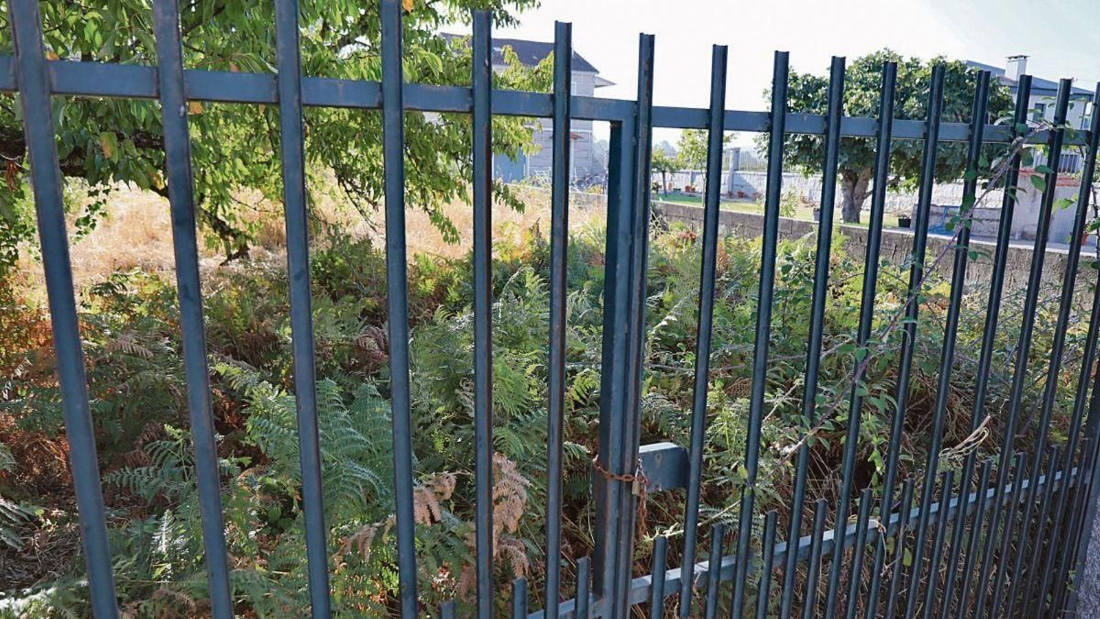 Una finca totalmente abandonada amenaza un entorno con casas.