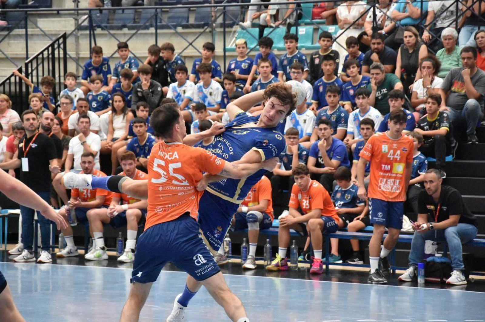 El jugador del Cangas Brais González intenta ejecutar un disparo ayer frente a la opsición de un rival.