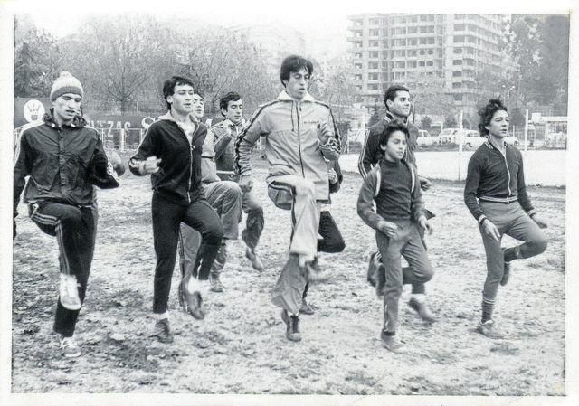 En el campo exterior del Pabellón, un buen grupo de jóvenes ourensanos tuvieron el privilegio de entrenar en compañía de un gran campeón, José Manuel Abascal. Los jóvenes promesas eran Adrian, Ramón...
