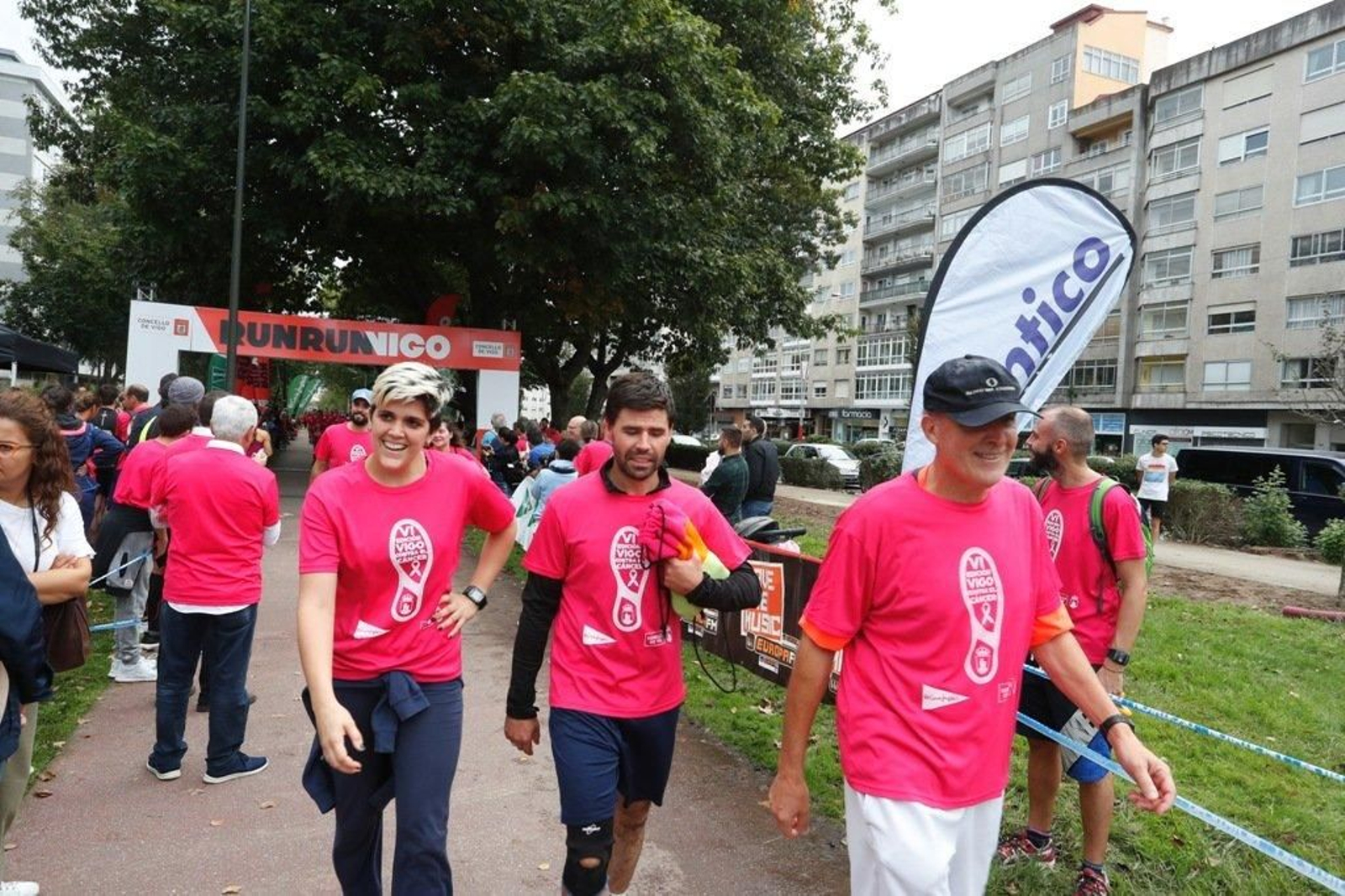 El color rosa abarrotó la Avenida de Castelao - JV Landín 086