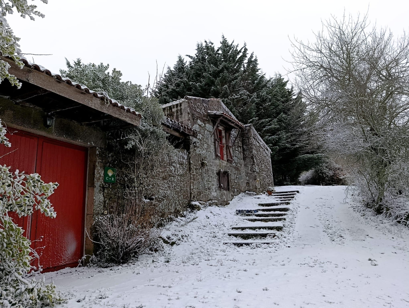 Galería | La borrasca Ingrid y la nieve pintan de blanco la provincia de Ourense, en imágenes