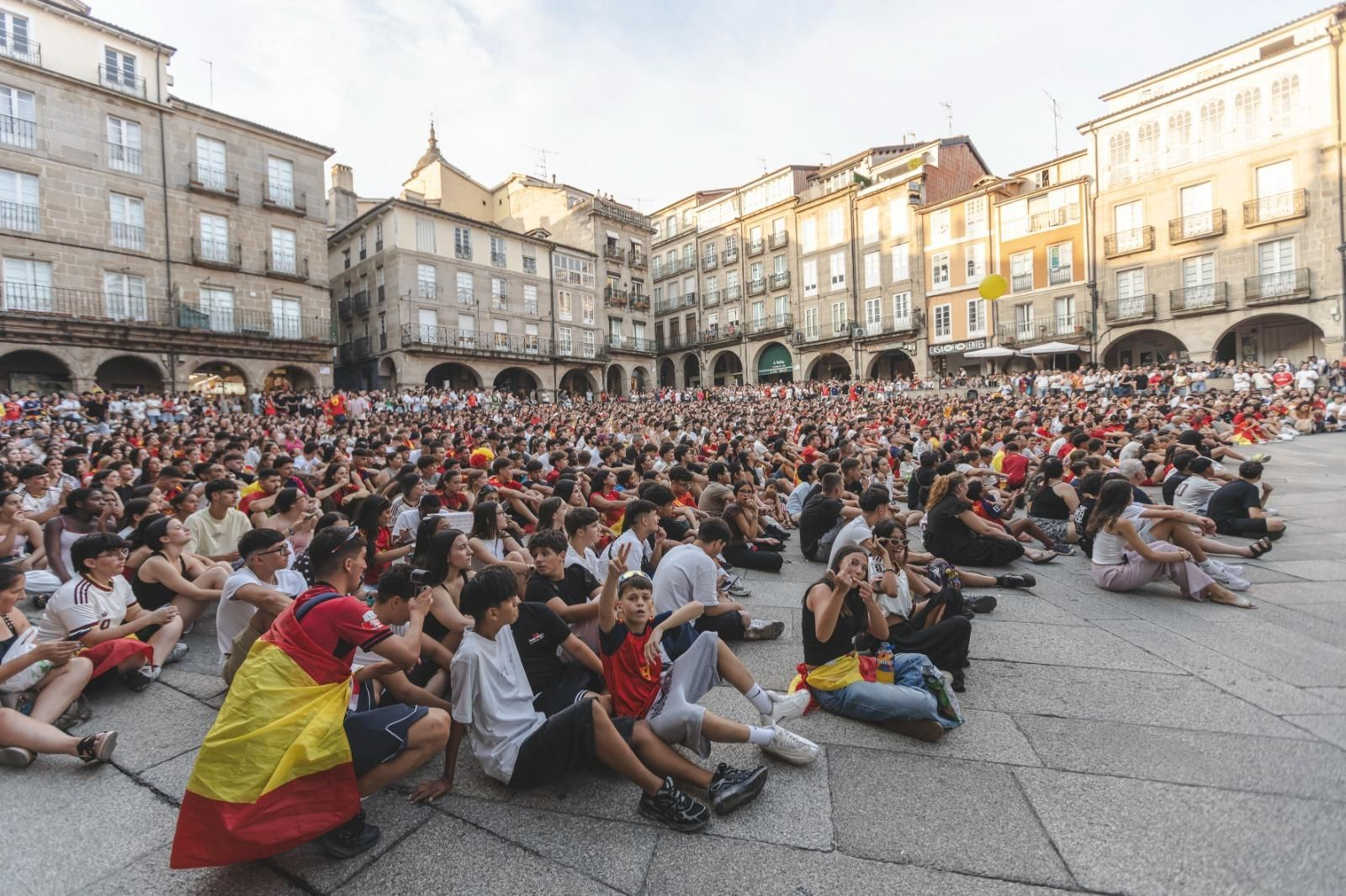 Galería | Camisetas, banderas y las calles de Ourense llenas de emoción por ver a España jugar los cuartos de final, en fotos