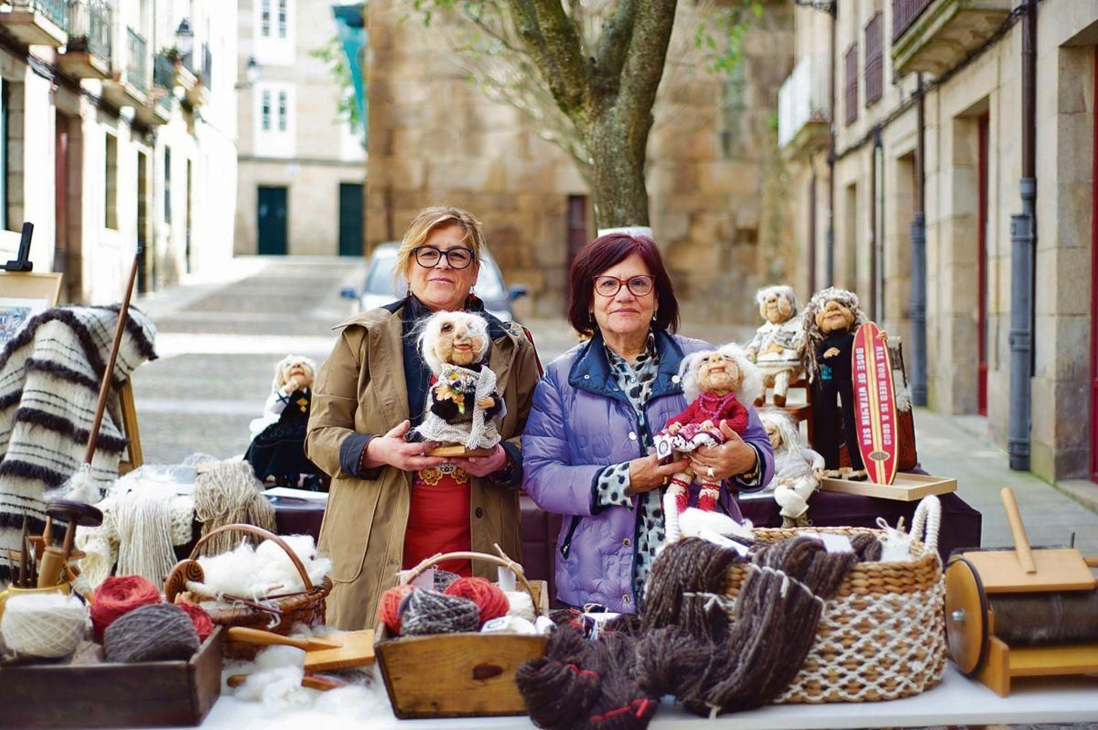 Teté Mareque, artesana, y Olga Santos, presidenta de ADAO, en el taller de lana. MARTIÑO PINAL