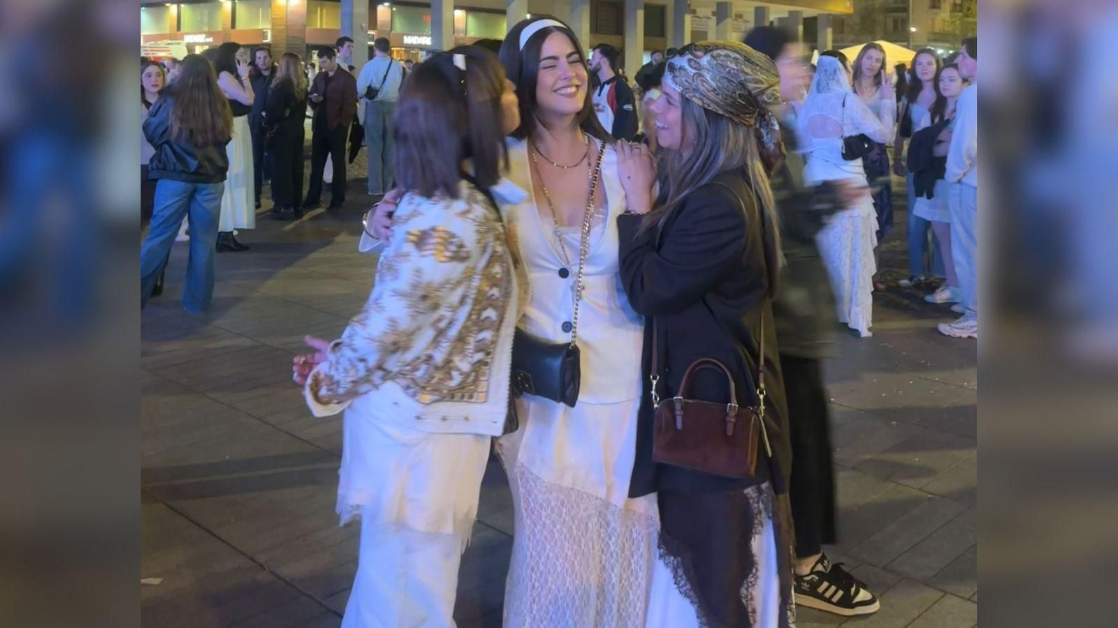 La ourensana Sofía Pombar, su hermana y su madre juntas en el concierto de Rosalía, en Madrid.