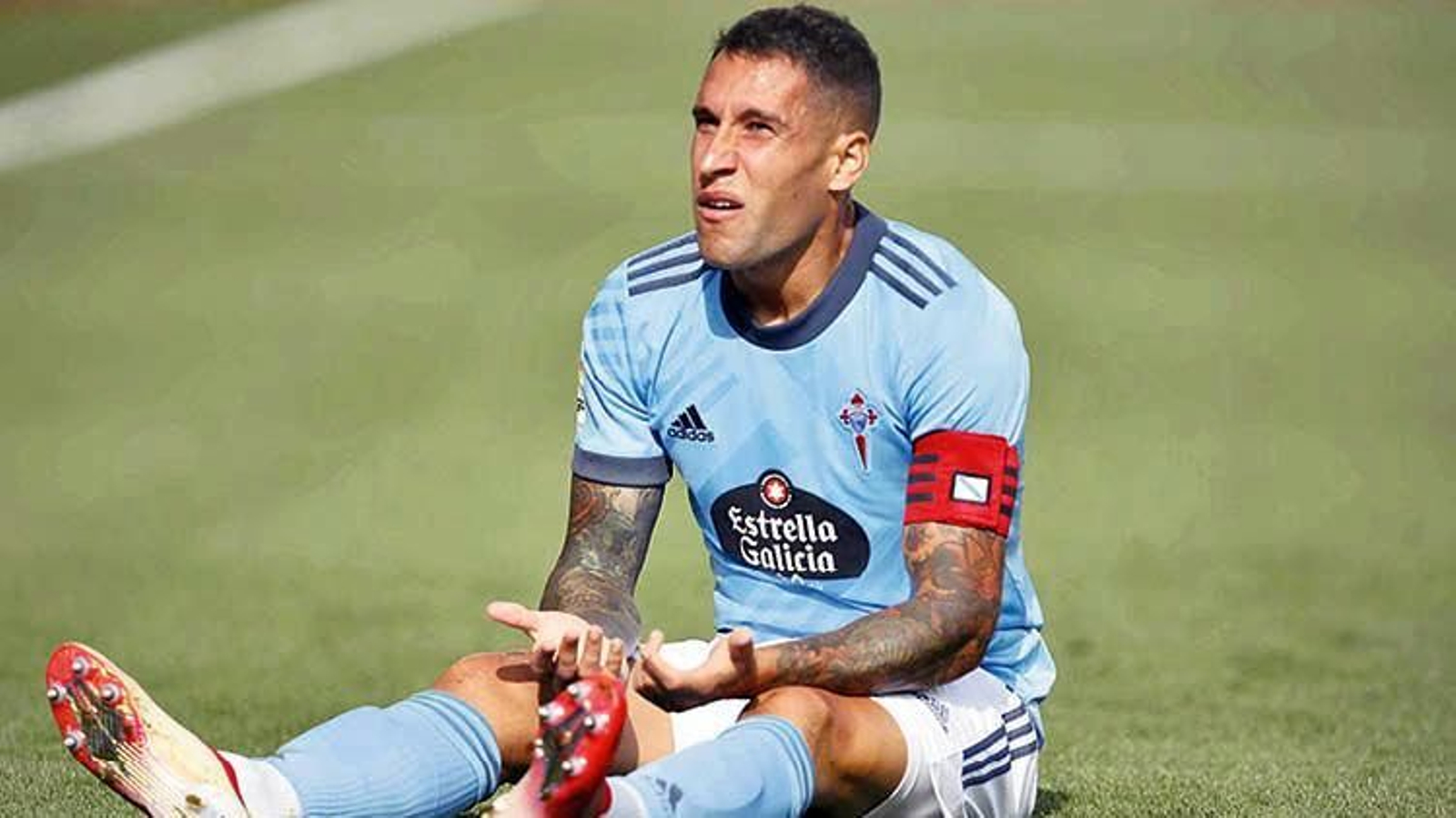 El capitán del Celta, Hugo Mallo, se lamenta durante el partido ante el Athletic.

J.V.LANDÍN