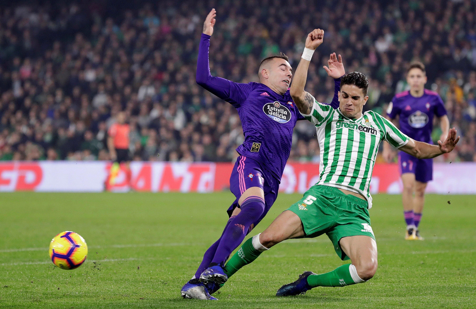Los internacionales españoles Marc Bartra y Iago Aspas disputan  un balón anoche en el Benito Villamarín.