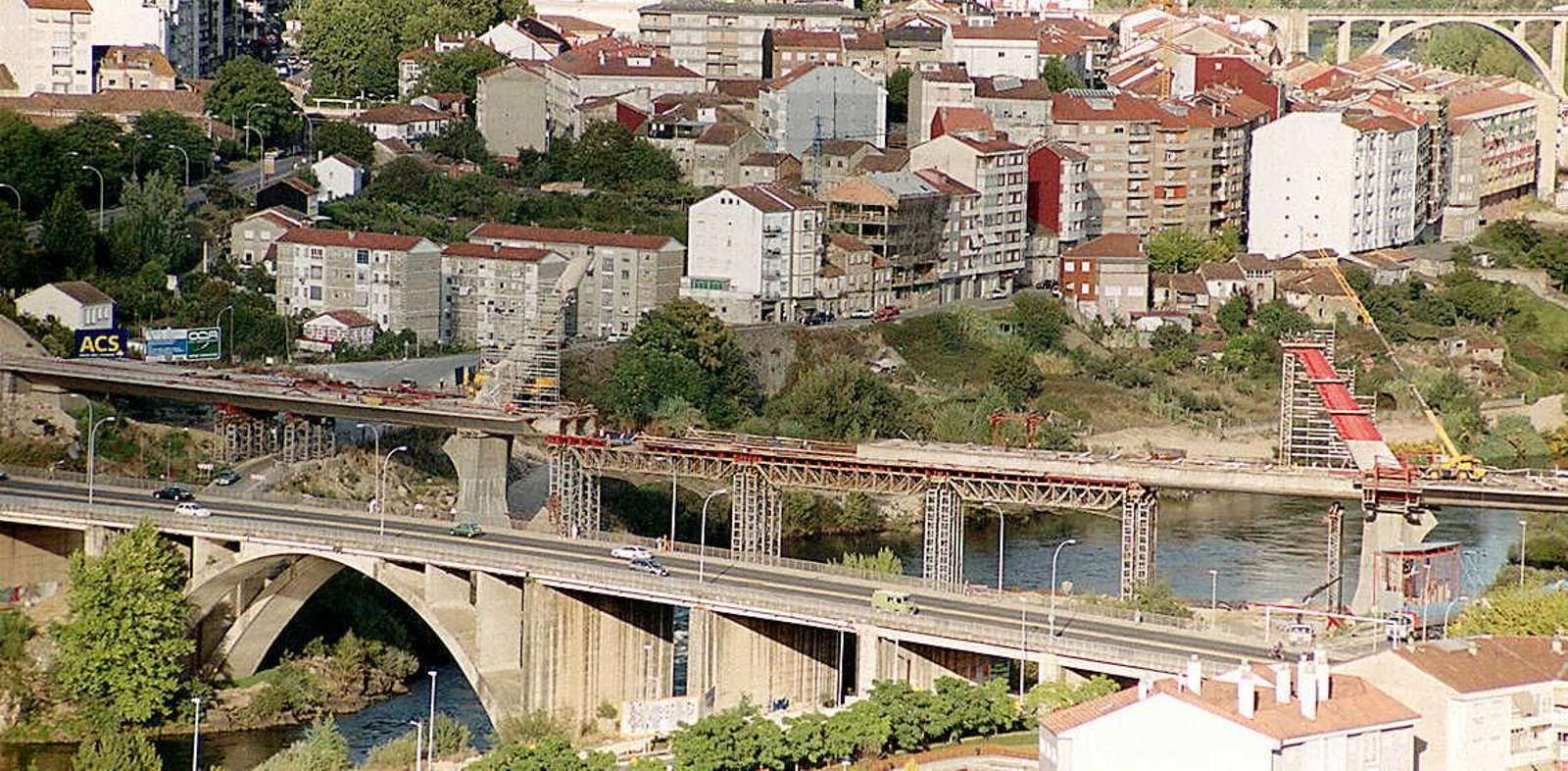 La construcción del emblemático Puente del Milenio hace 25 años cambiaba el skyline de Ourense, en fotos