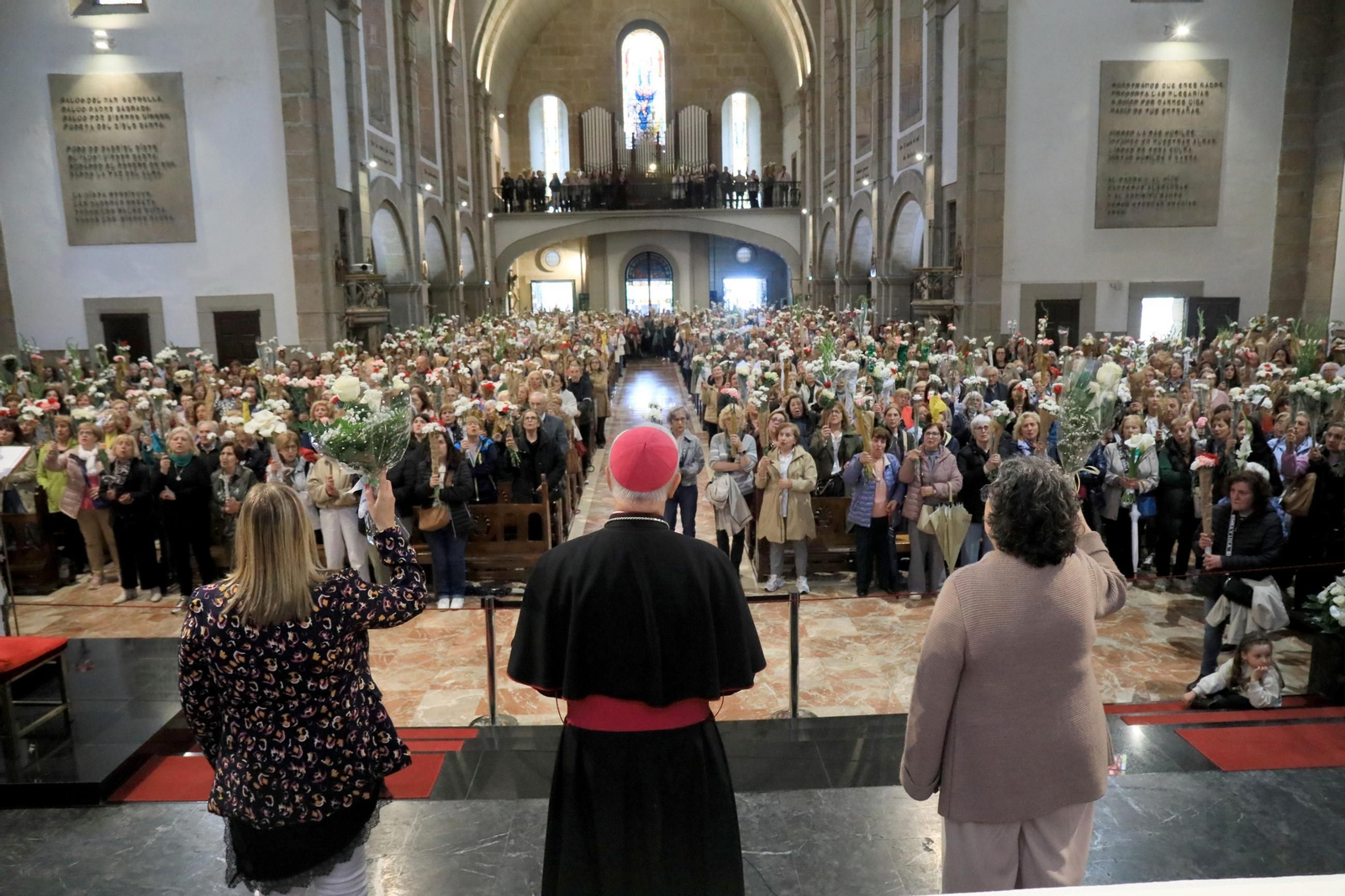Galería | Las madres ofrecen sus flores un año más a la Virgen de Fátima, en fotos