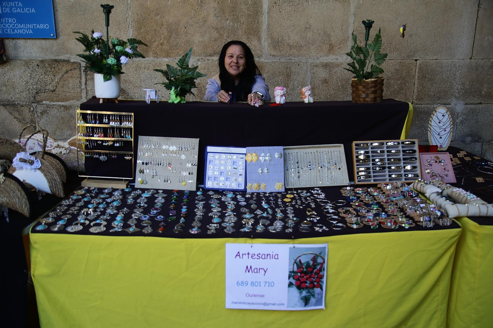 Mary y sus artesanías en la Festa da Faba.