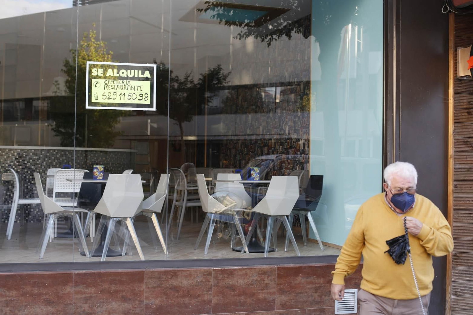 Una cafetería del centro urbano cerrada recientemente y en alquiler.