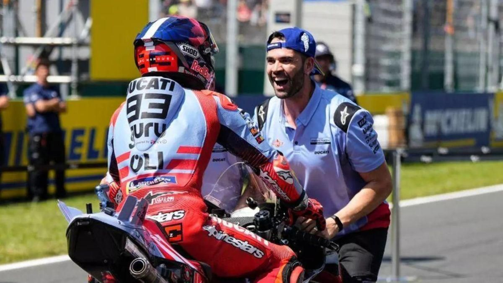 El vigués David Castañeda felicita a Marc Márquez en una carrera del Mundial de 2024.