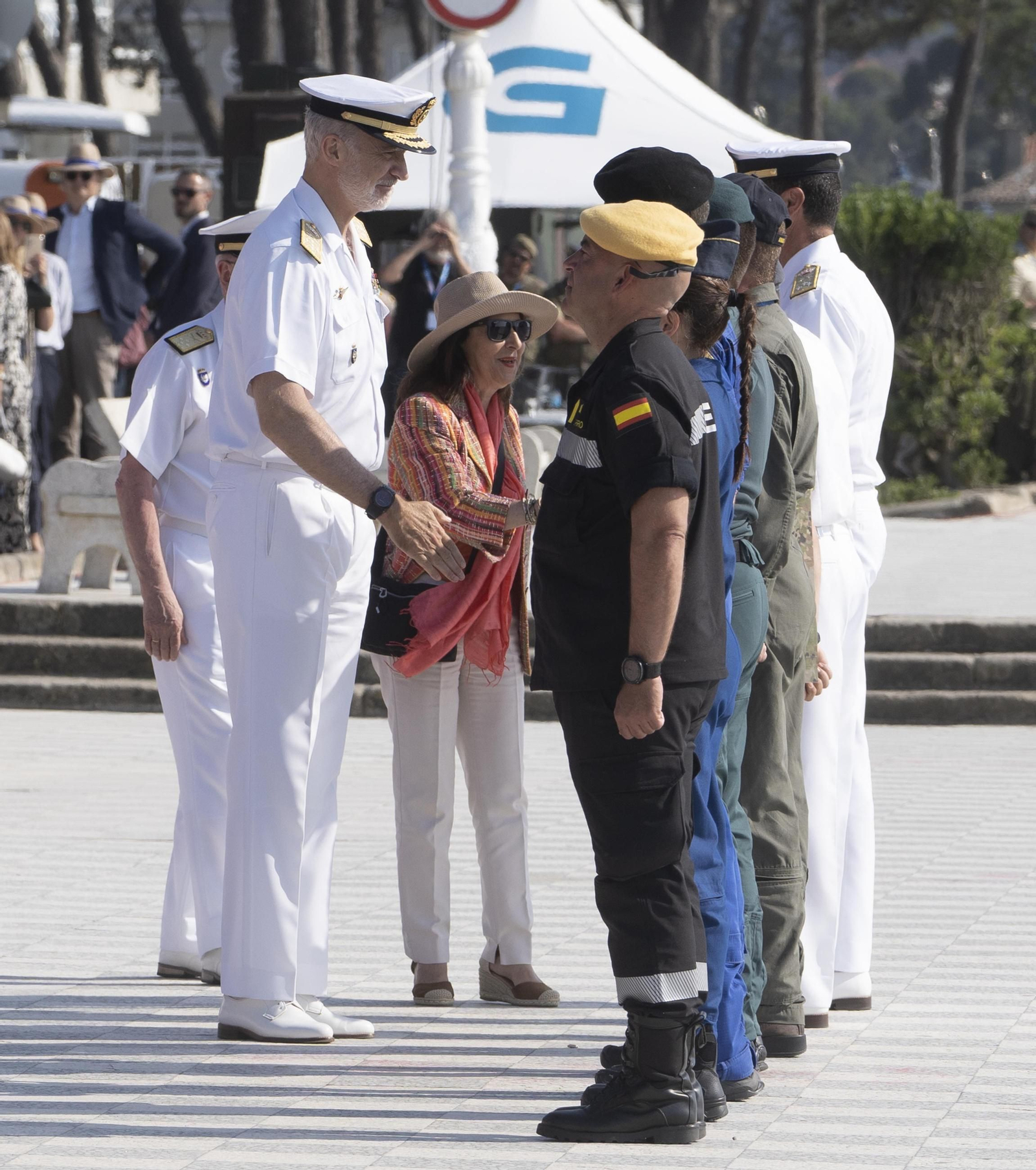 Galería | Felipe VI participa en la revista naval y presencia la exhibición de militares en Samil