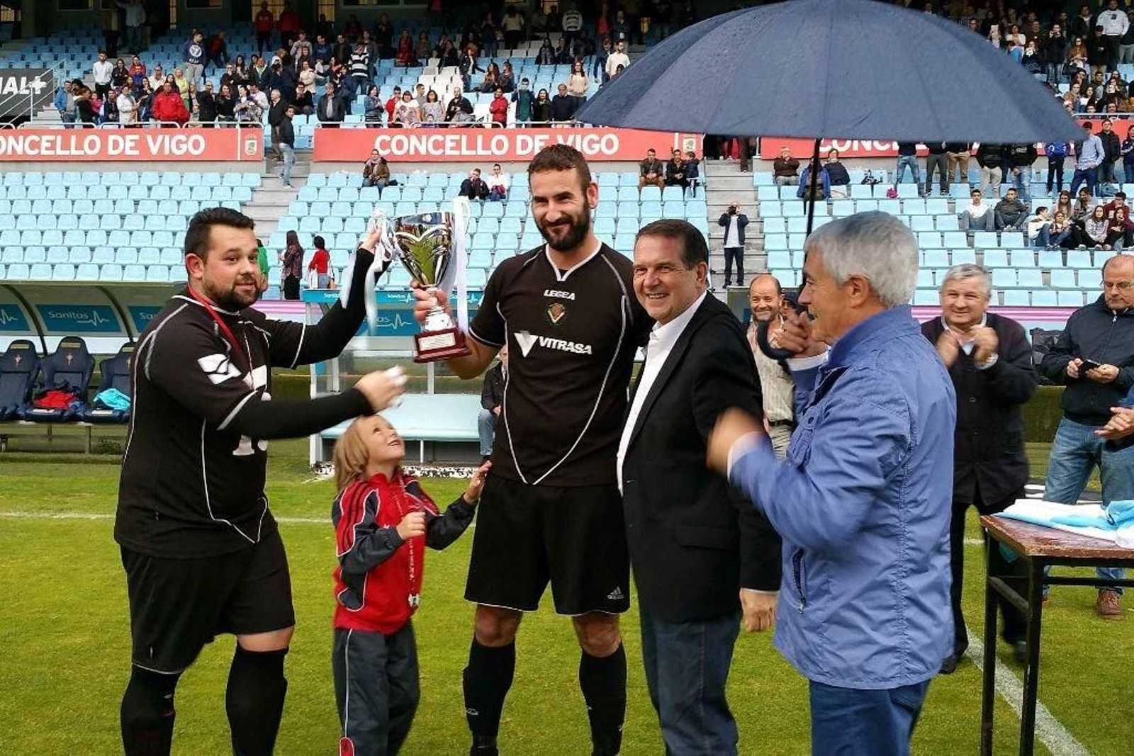El alcalde de Vigo, Abel Caballero, le entregó el trofeo al capitán del Victoria, Celso Rodríguez.