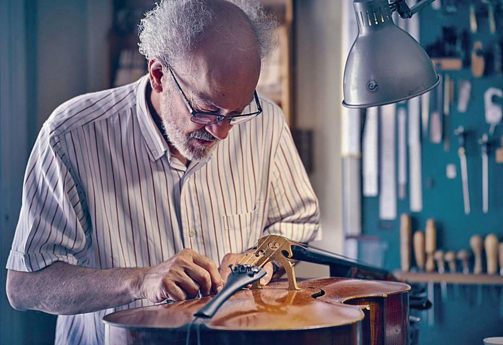 Decenas de instrumentos musicales han sido concebidos o resturados por este lutier ourensano radicado en Madrid.