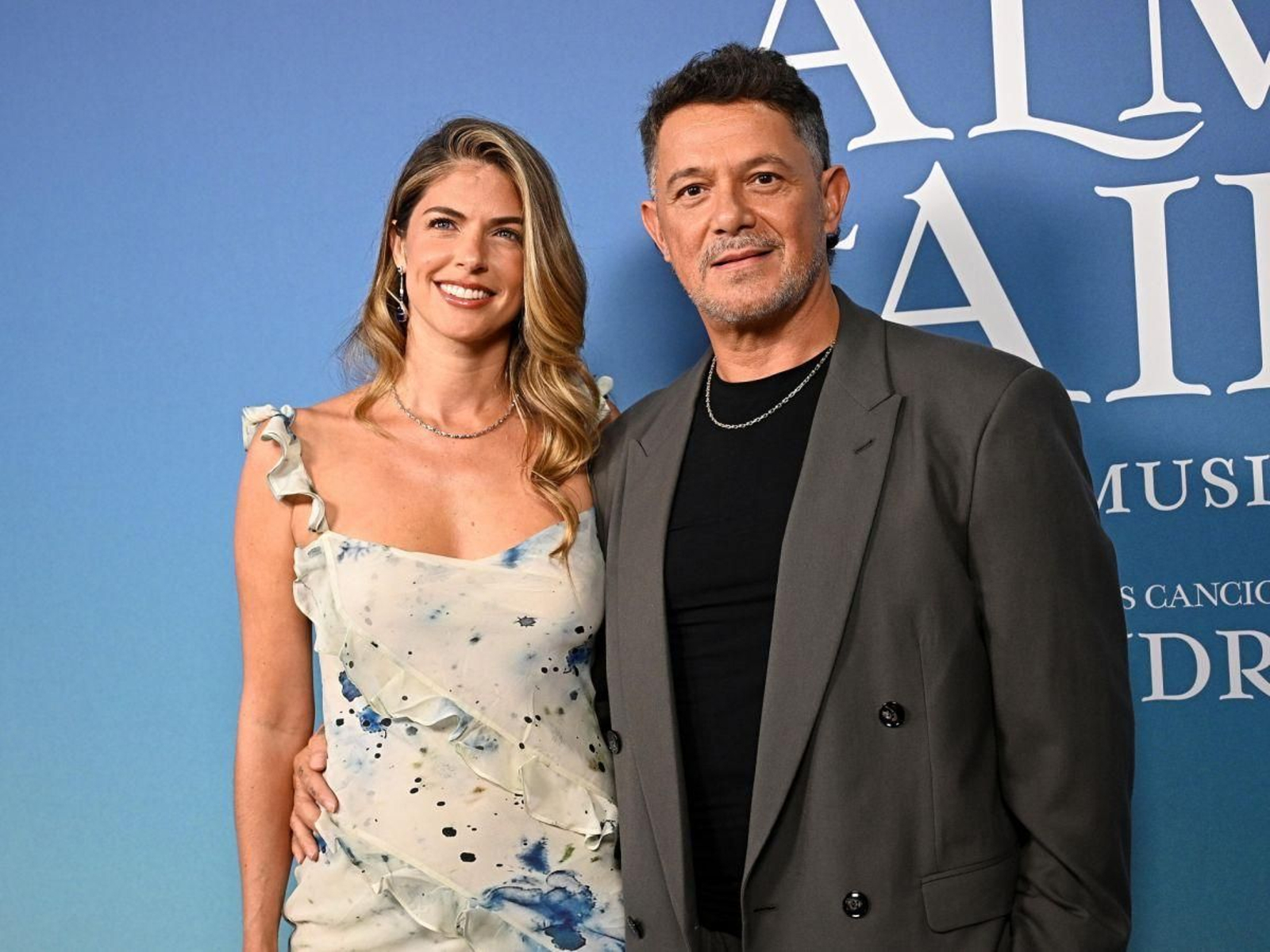 Stephanie Cayo y Alejandro Sanz, en el estreno del musical “El alma al aire”.