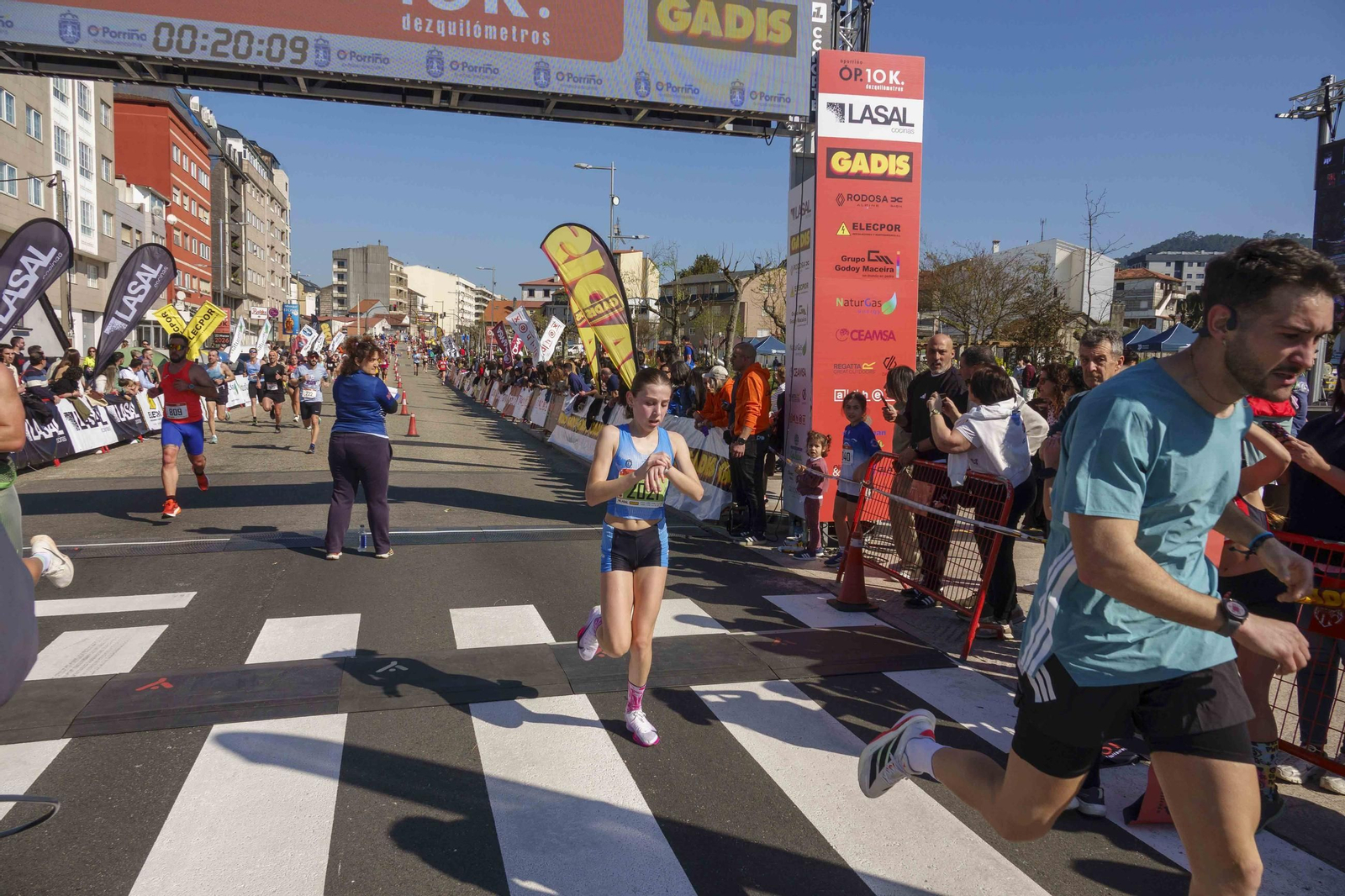 Galería | Pequeños y mayores se divierten en la 10K de Porriño