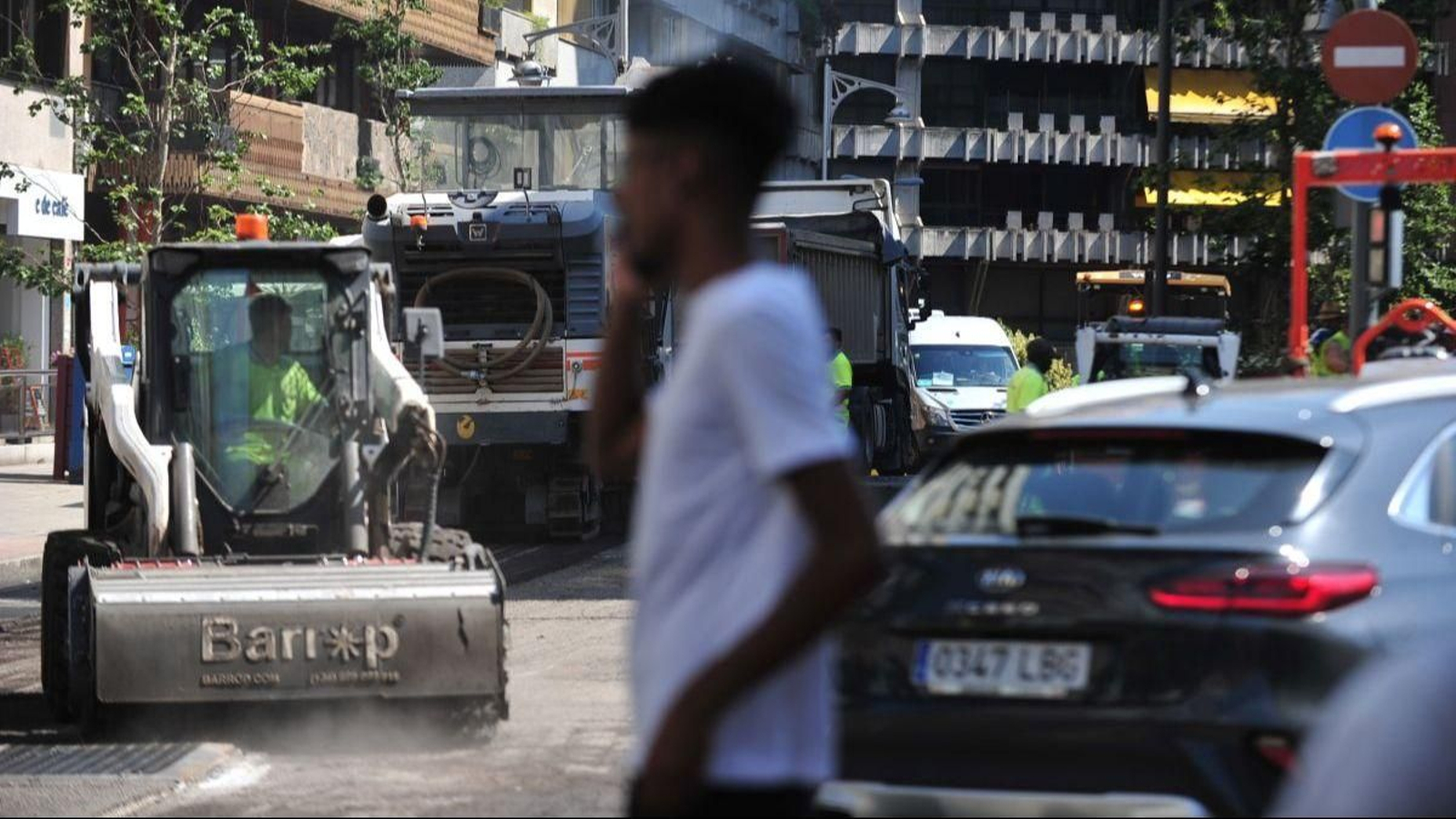 Maquinaria pesada, peatones despistados y coches confundidos se mezclaron en el centro urbano.