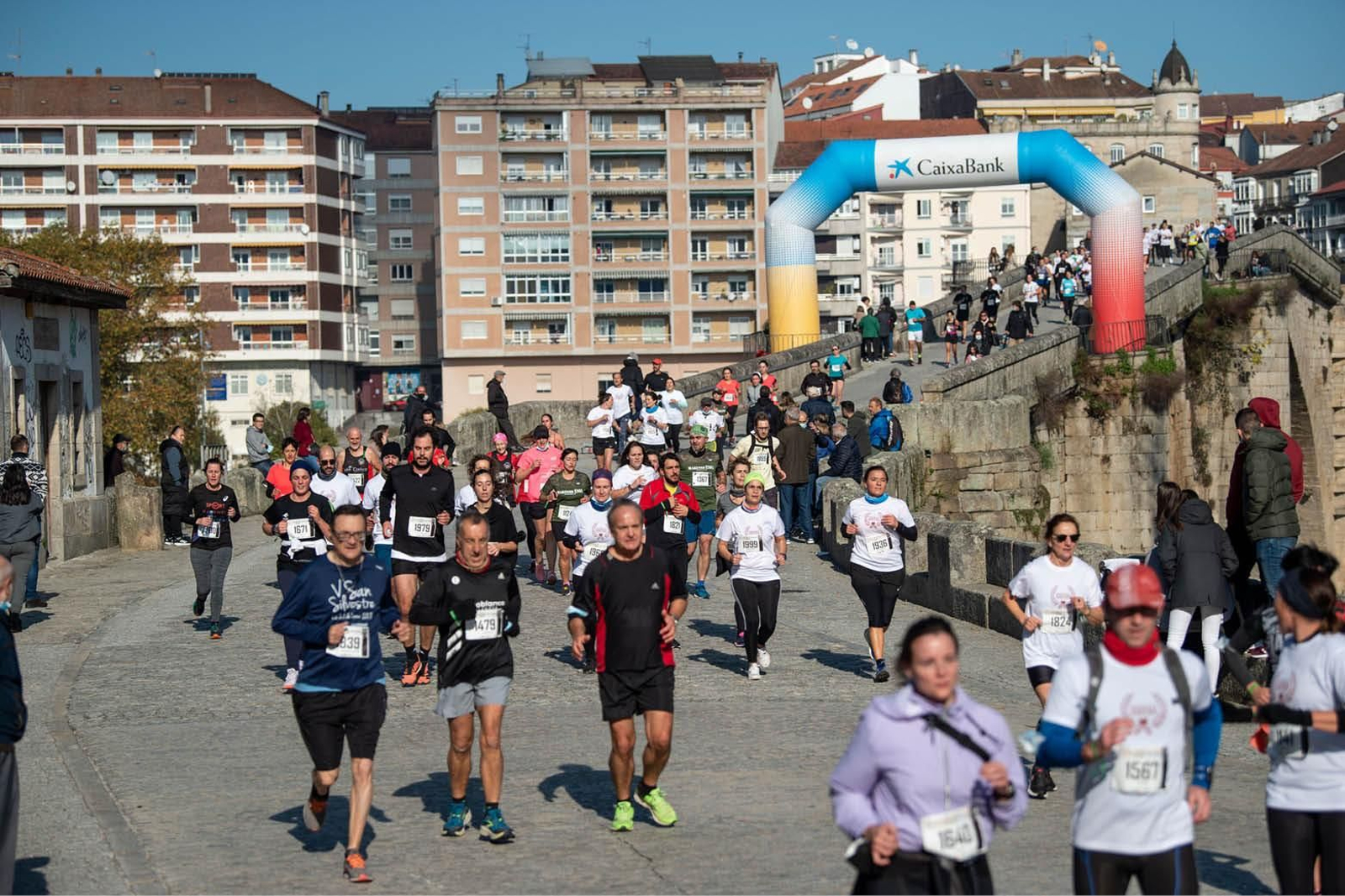 El paso de la carrera por el puente romano, uno de los puntos emblemáticos.

ÓSCAR PINAL