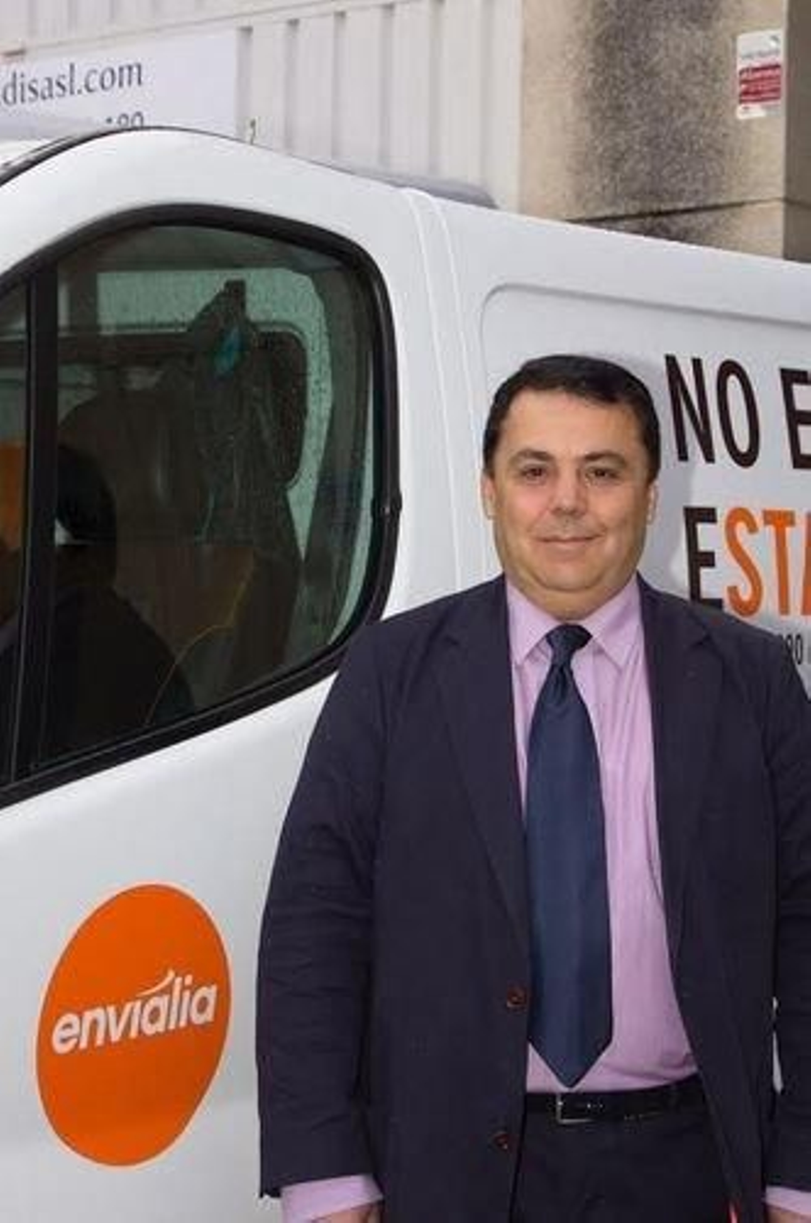 Julio López, propietario de la franquicia Envialia en Vigo.
