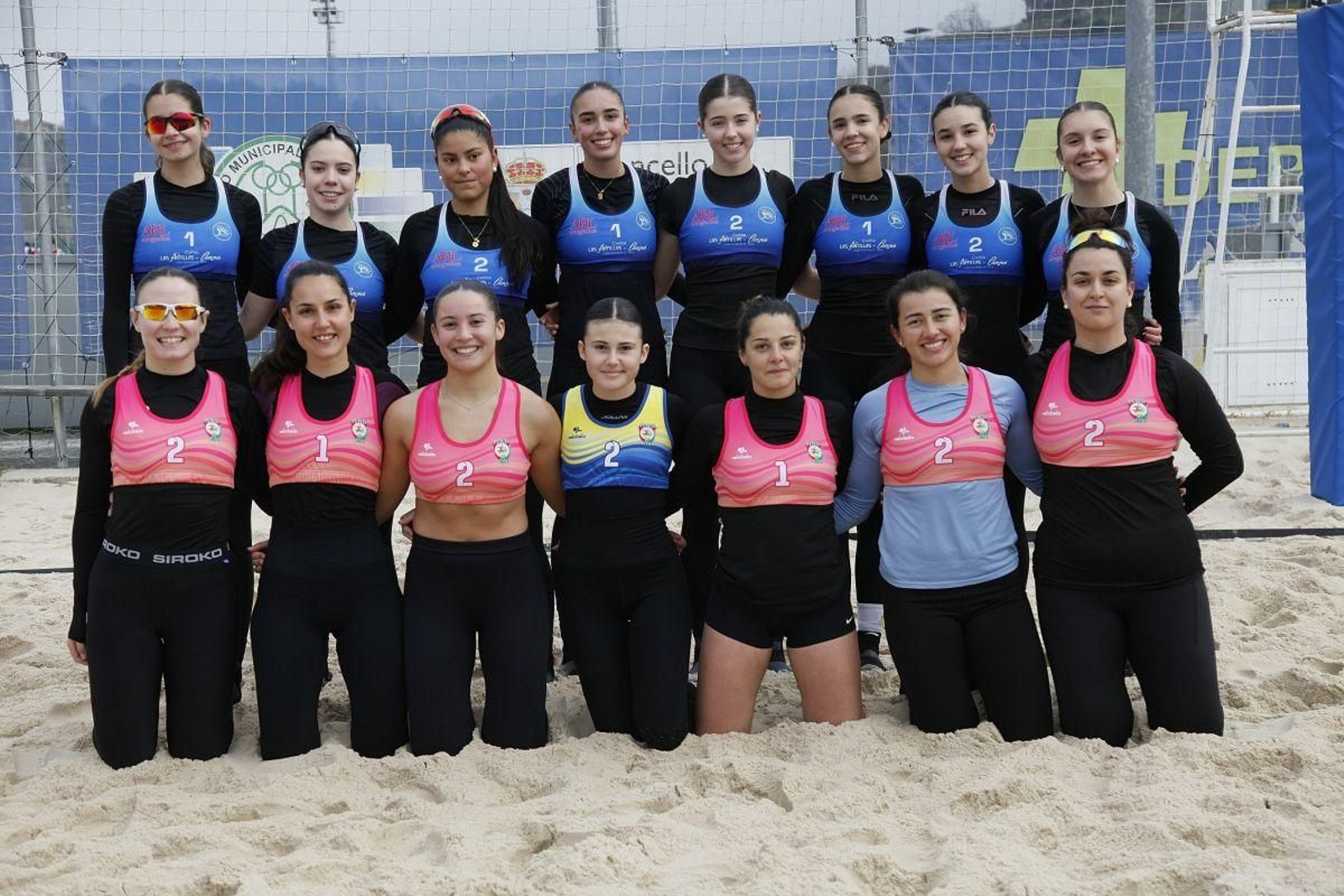 Las componentes de los equipos sénior del Club Ourense Volei Praia y del AD Playas de LLanes, en las instalaciones de Oira.