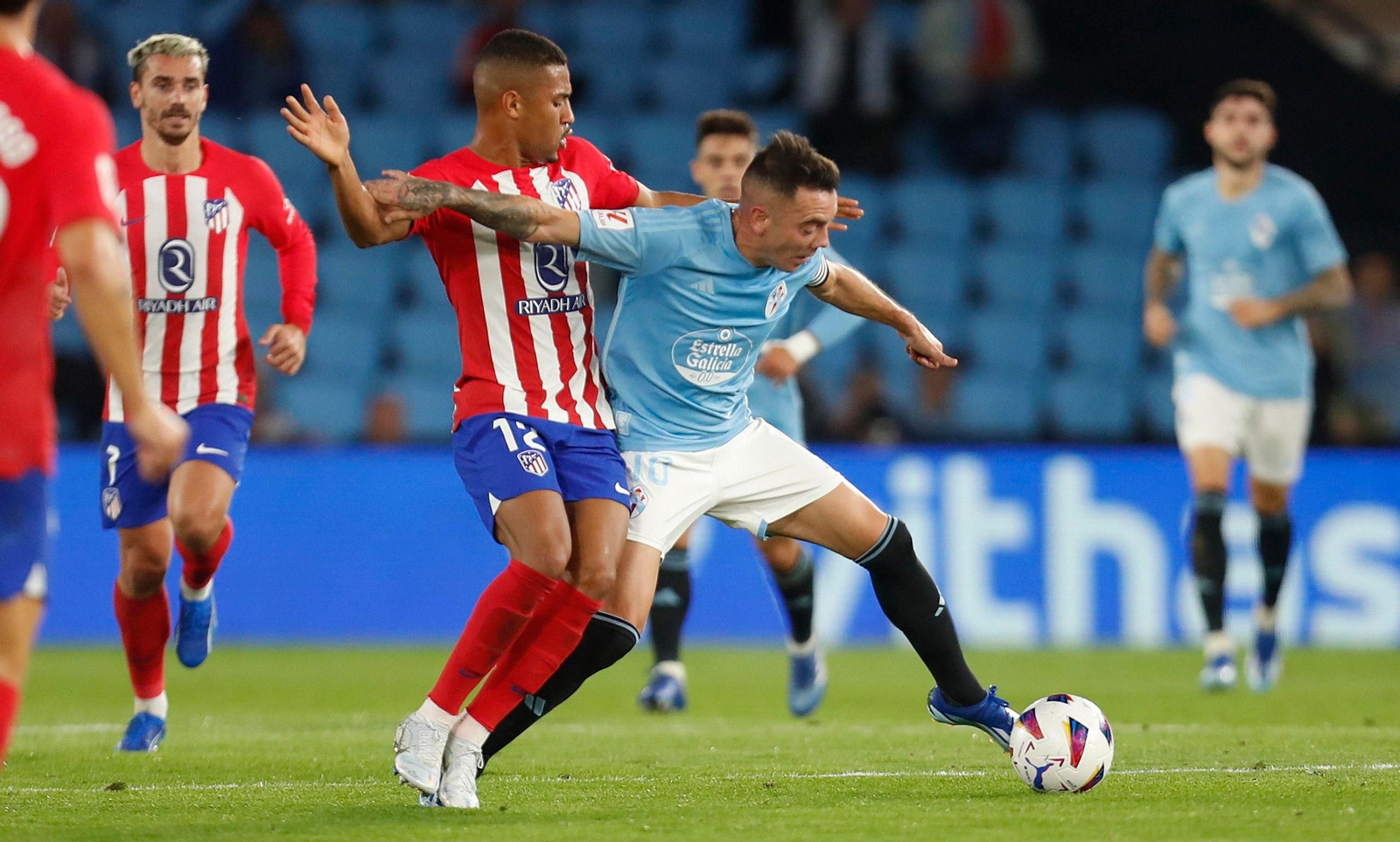 Partido entre el Celta y el Atlético de Madrid. // J.V. Landín