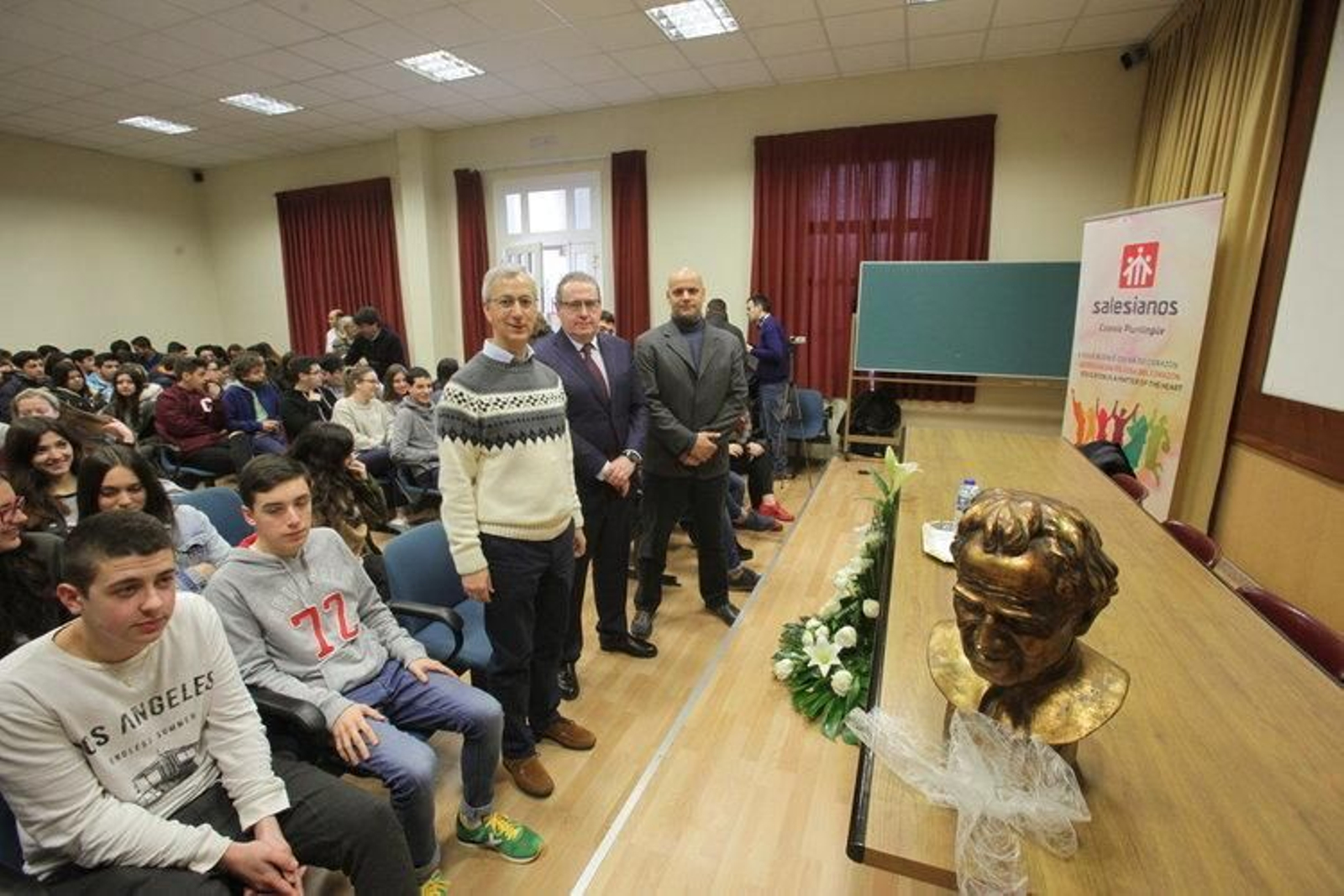 Lupicinio Peña, José Luis Suárez y Manuel Blanco, con los alumnos de Bachillerato de Salesianos.