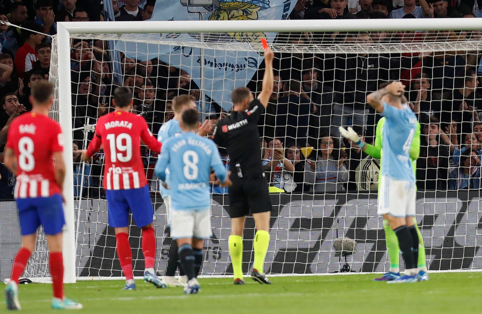 Partido entre el Celta y el Atlético de Madrid. // J.V. Landín