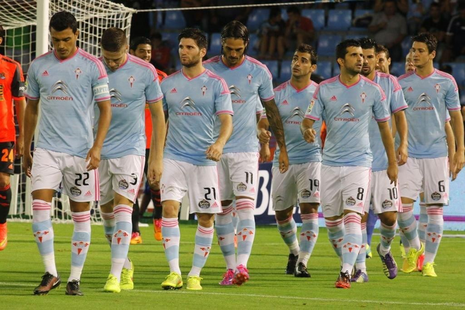 Los jugadores del Celta saltan al terreno de juego de Balaídos para comenzar el partido de la tercera jornada contra la Real Sociedad.