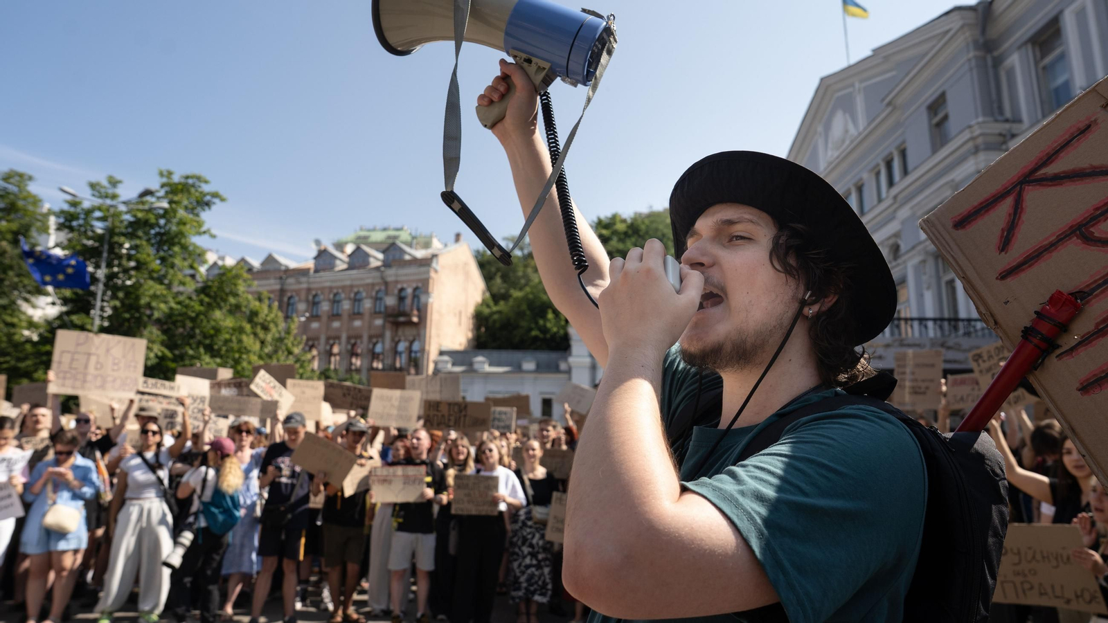 Un grupo de manifestantes protestan contra la decisión del presidente Zelenski de destituir al ministro de Defensa.