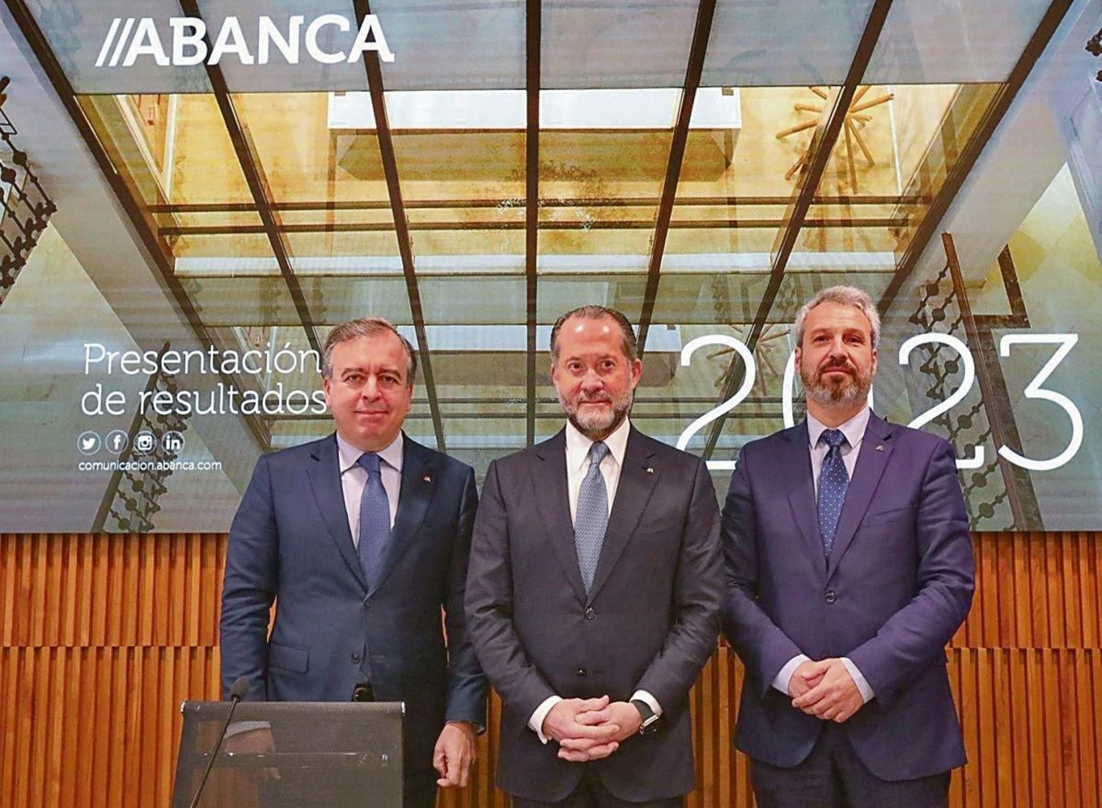 Botas, consejero delegado; Escotet, presidente de la entidad, y Alberto de Francisco, director general financiero.