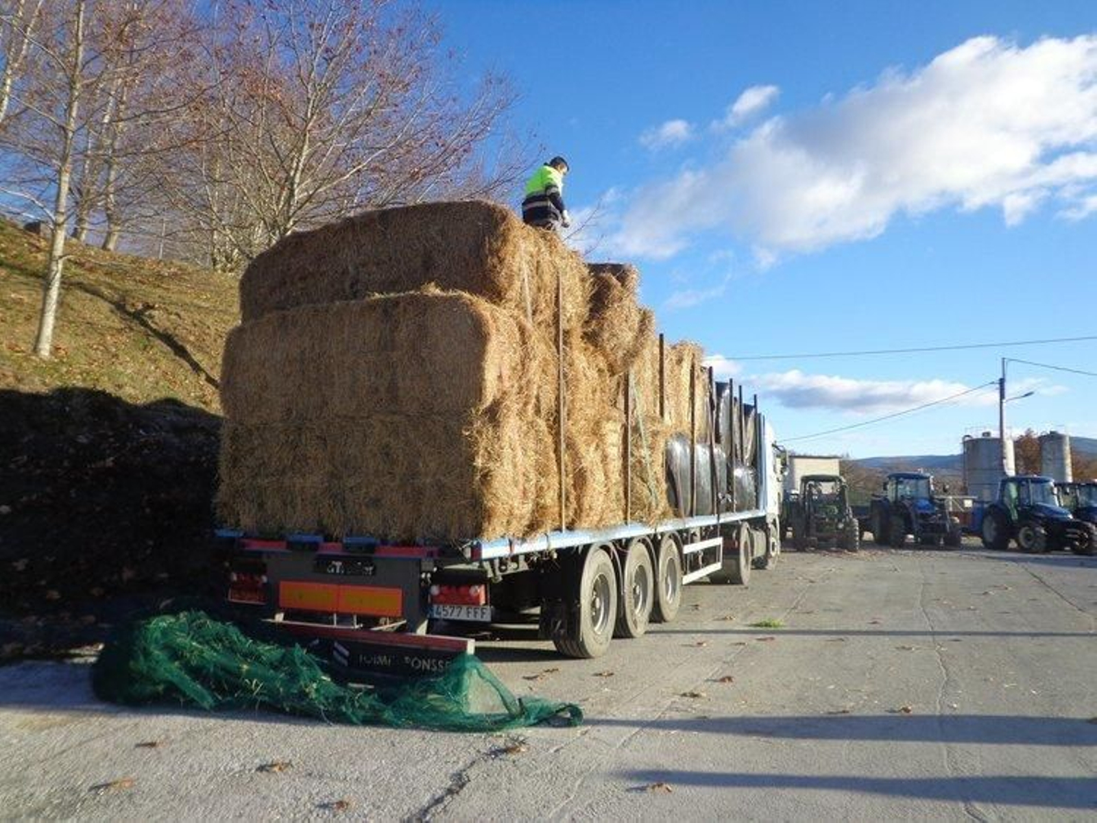 Uno de los tráilers de forraje donados por ganaderos de Ordes (A Coruña) a los vianeses.