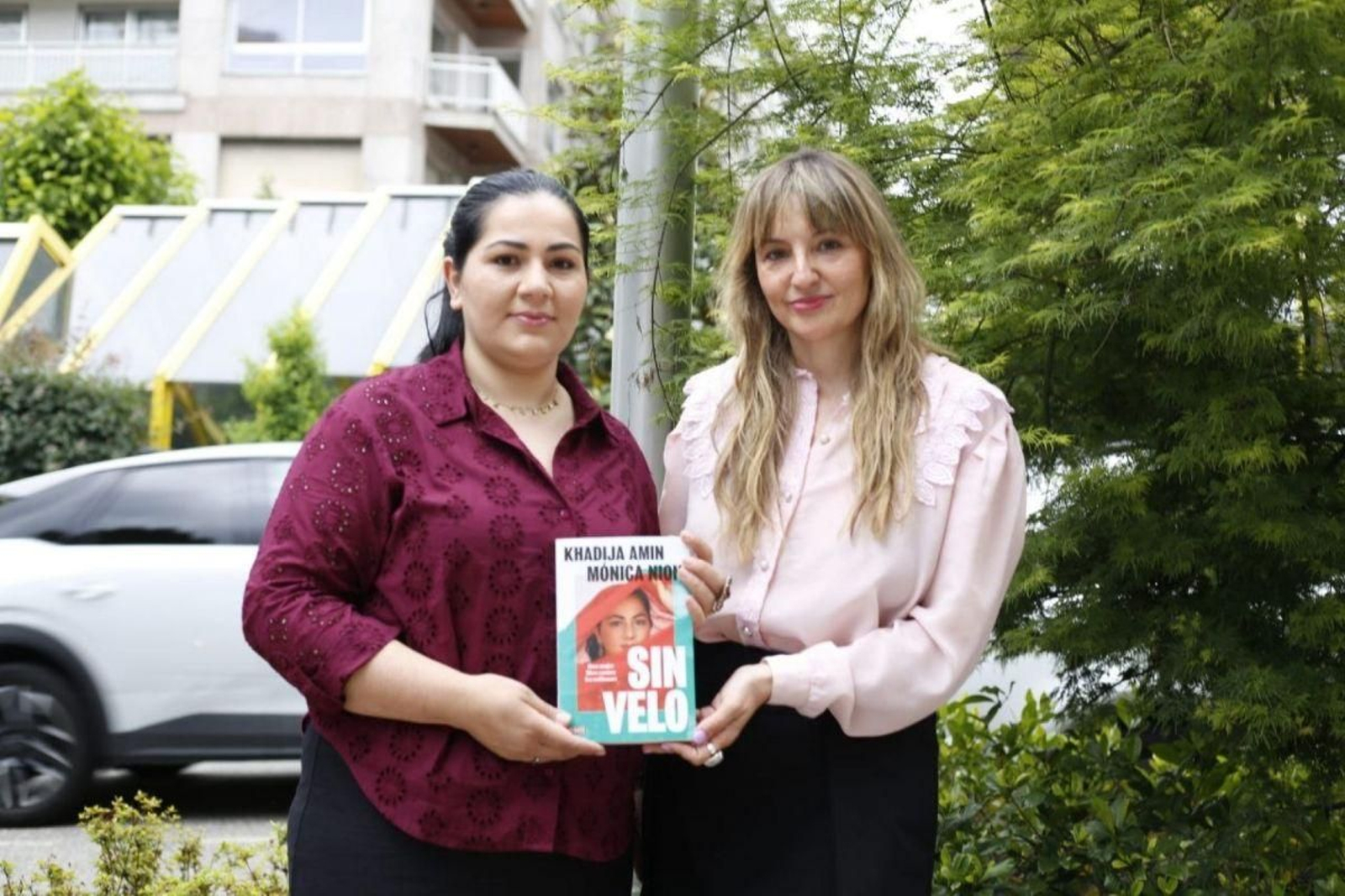 Khadija Amin y Mónica Nión, ayer en la Gran Vía de Vigo